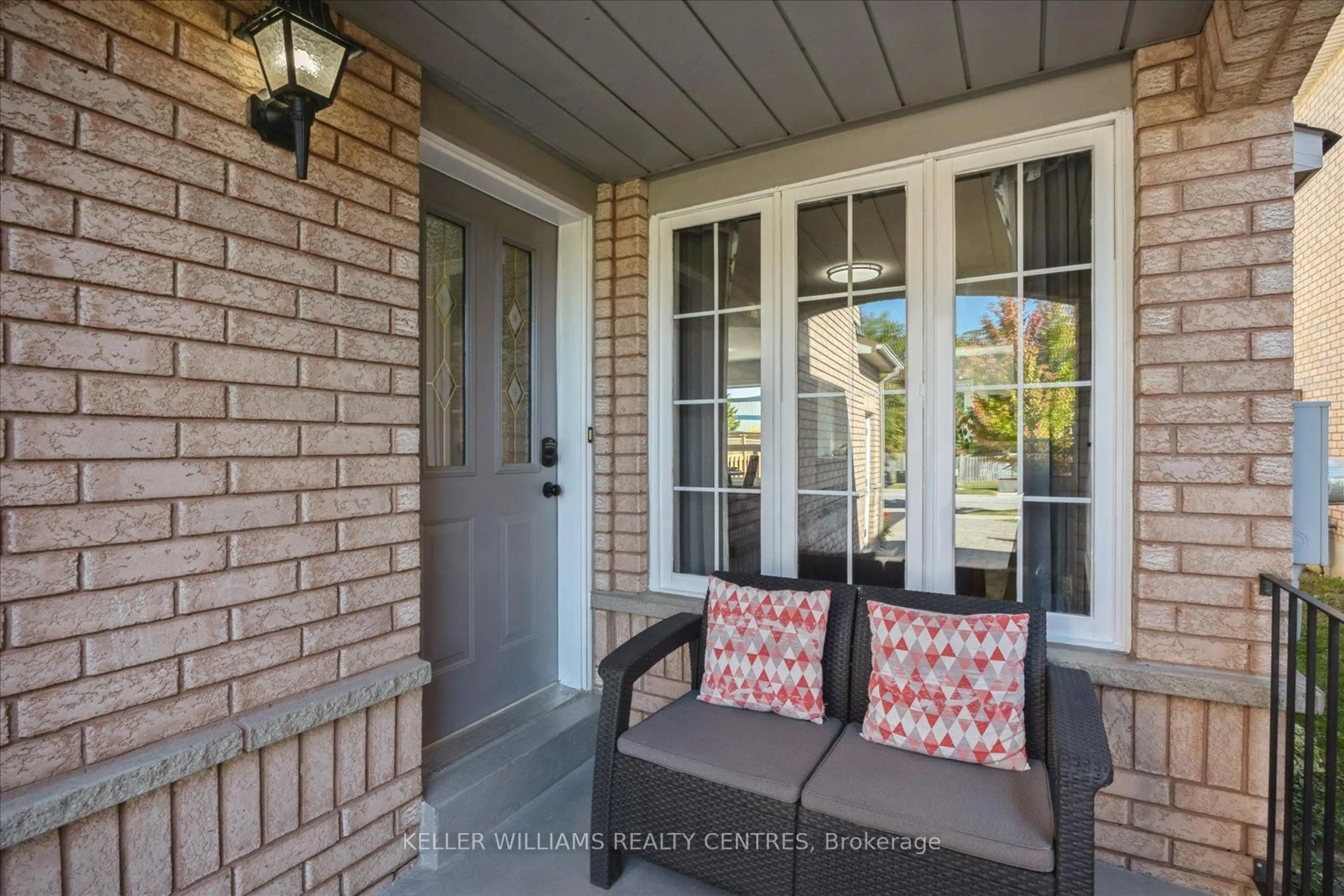 Indoor entryway for 697 Walpole Cres, Newmarket Ontario L3X 2B2