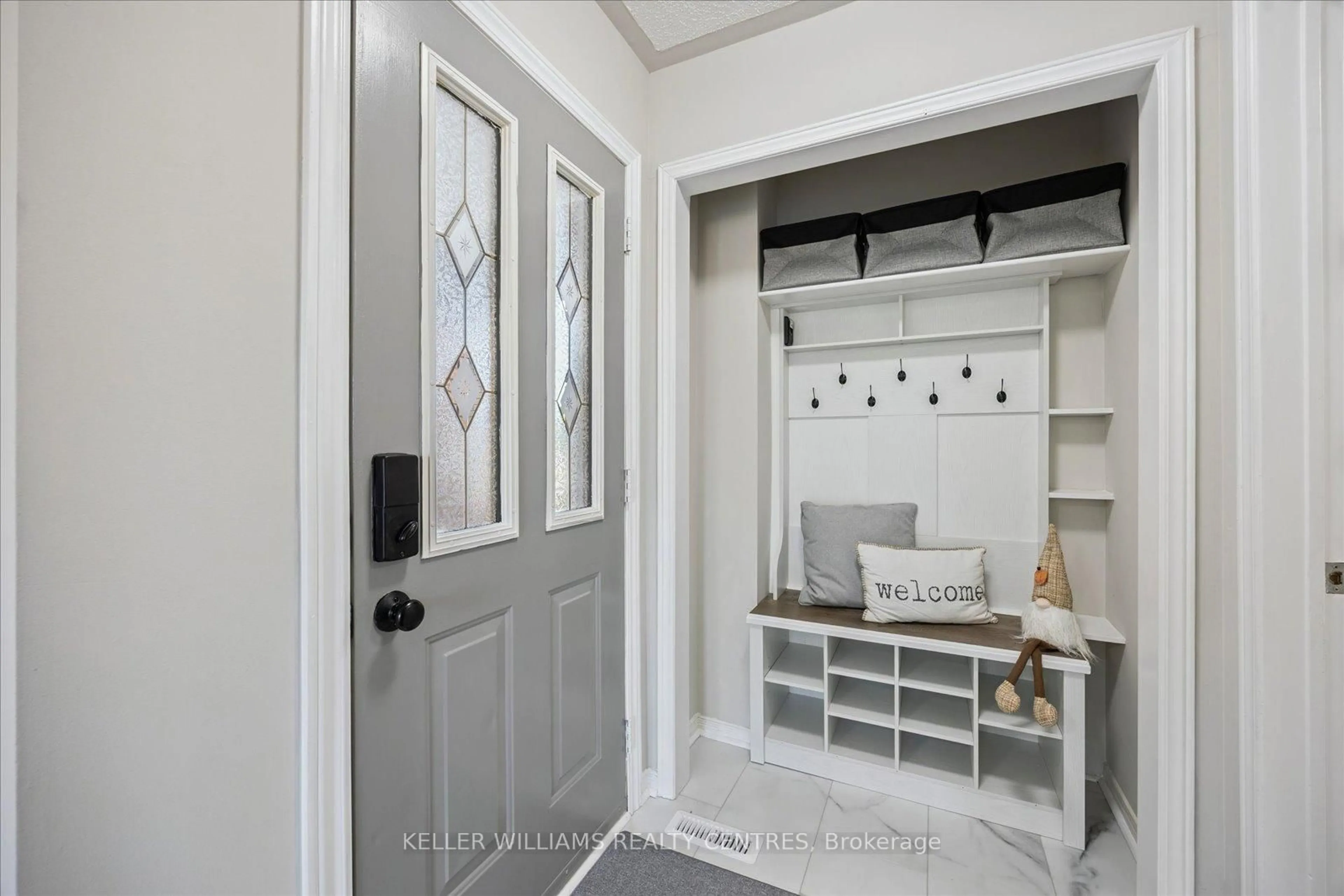 Indoor entryway for 697 Walpole Cres, Newmarket Ontario L3X 2B2