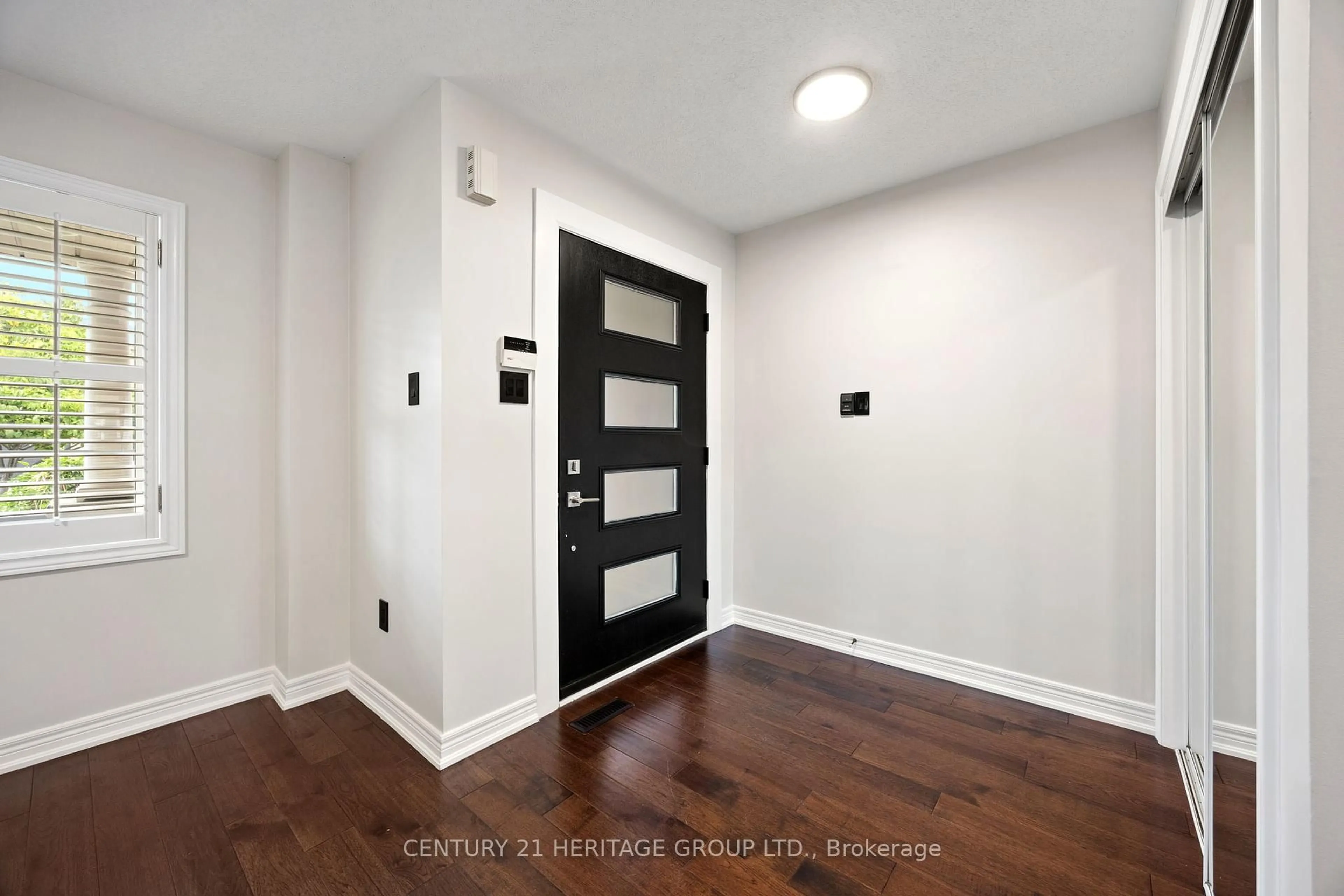 Indoor entryway for 25 Wildberry Cres, Vaughan Ontario L4H 2C1