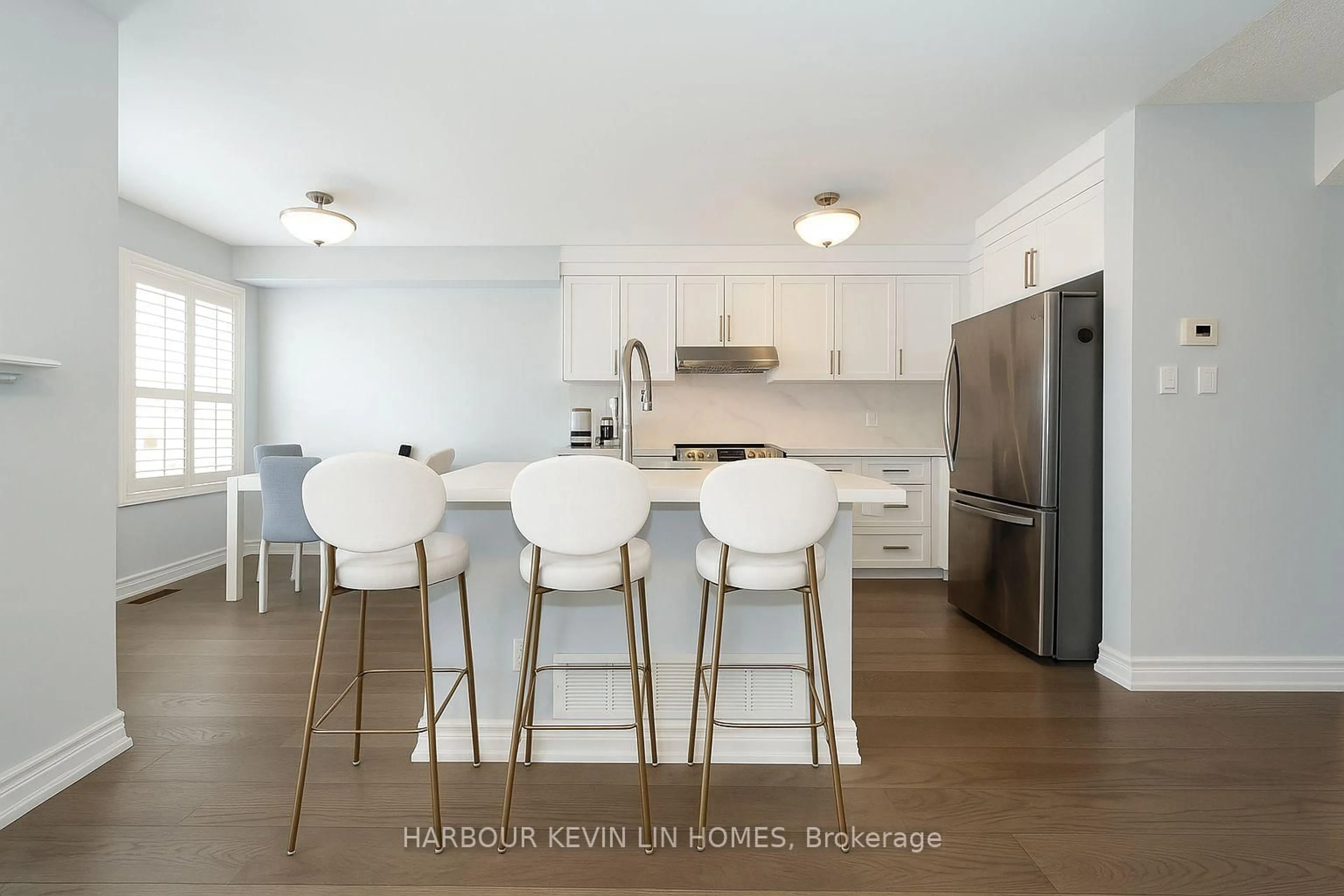 Open concept kitchen, wood/laminate floor for 84 Grasslands Ave, Richmond Hill Ontario L4B 4K5