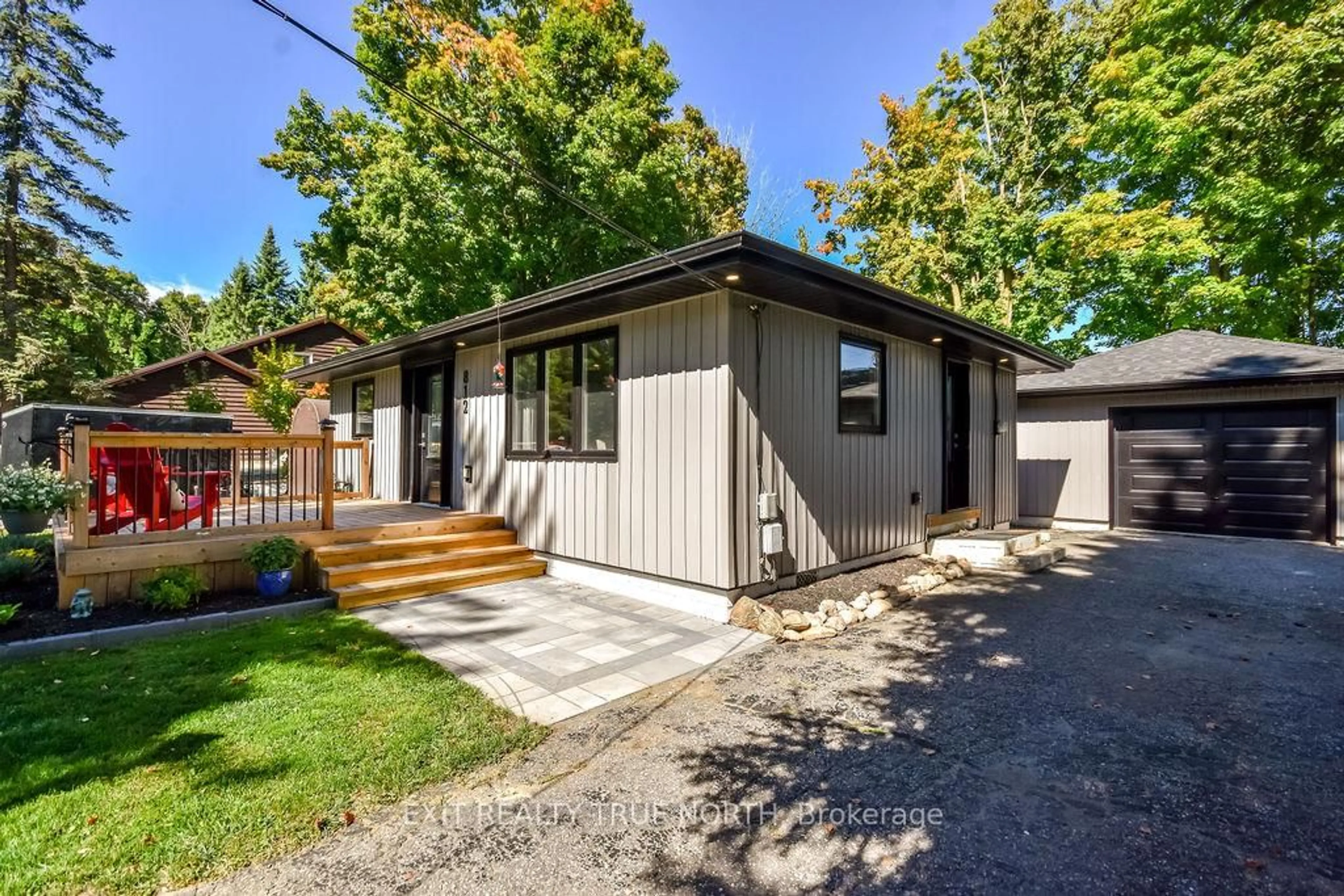 Home with vinyl exterior material, street for 812 Cook St, Innisfil Ontario L9S 2J1