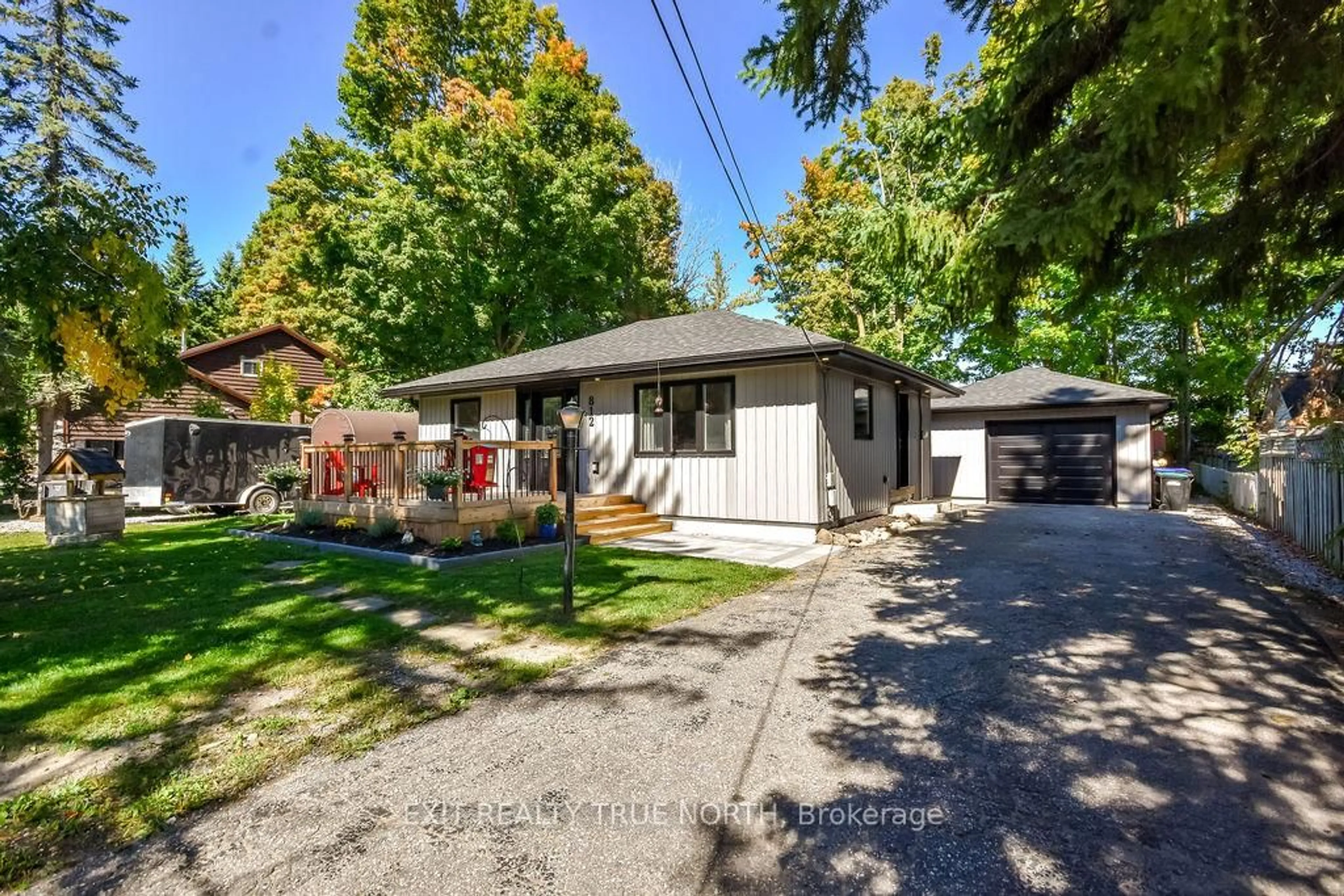 A pic from outside/outdoor area/front of a property/back of a property/a pic from drone, street for 812 Cook St, Innisfil Ontario L9S 2J1