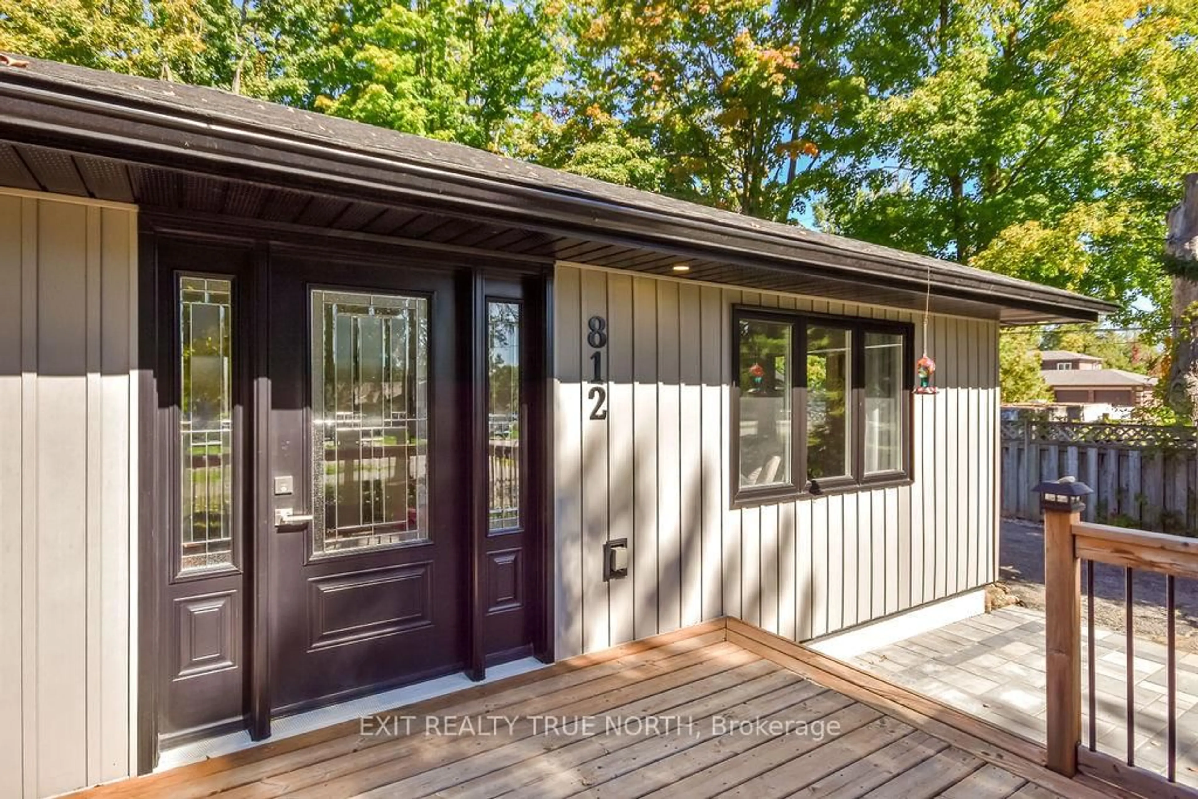 Home with vinyl exterior material, street for 812 Cook St, Innisfil Ontario L9S 2J1