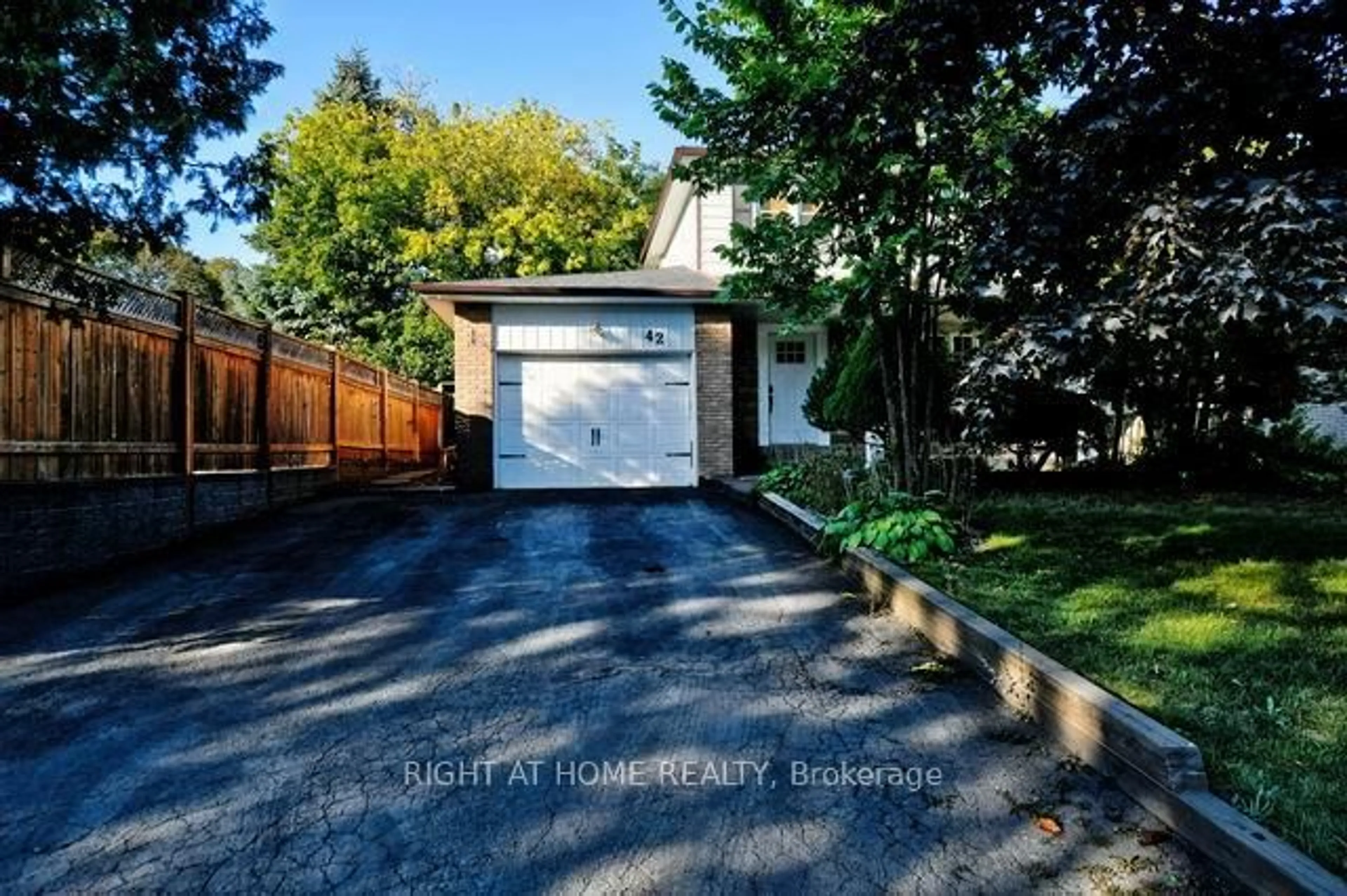 Unknown for 42 Romfield Crct, Markham Ontario L3T 3H3