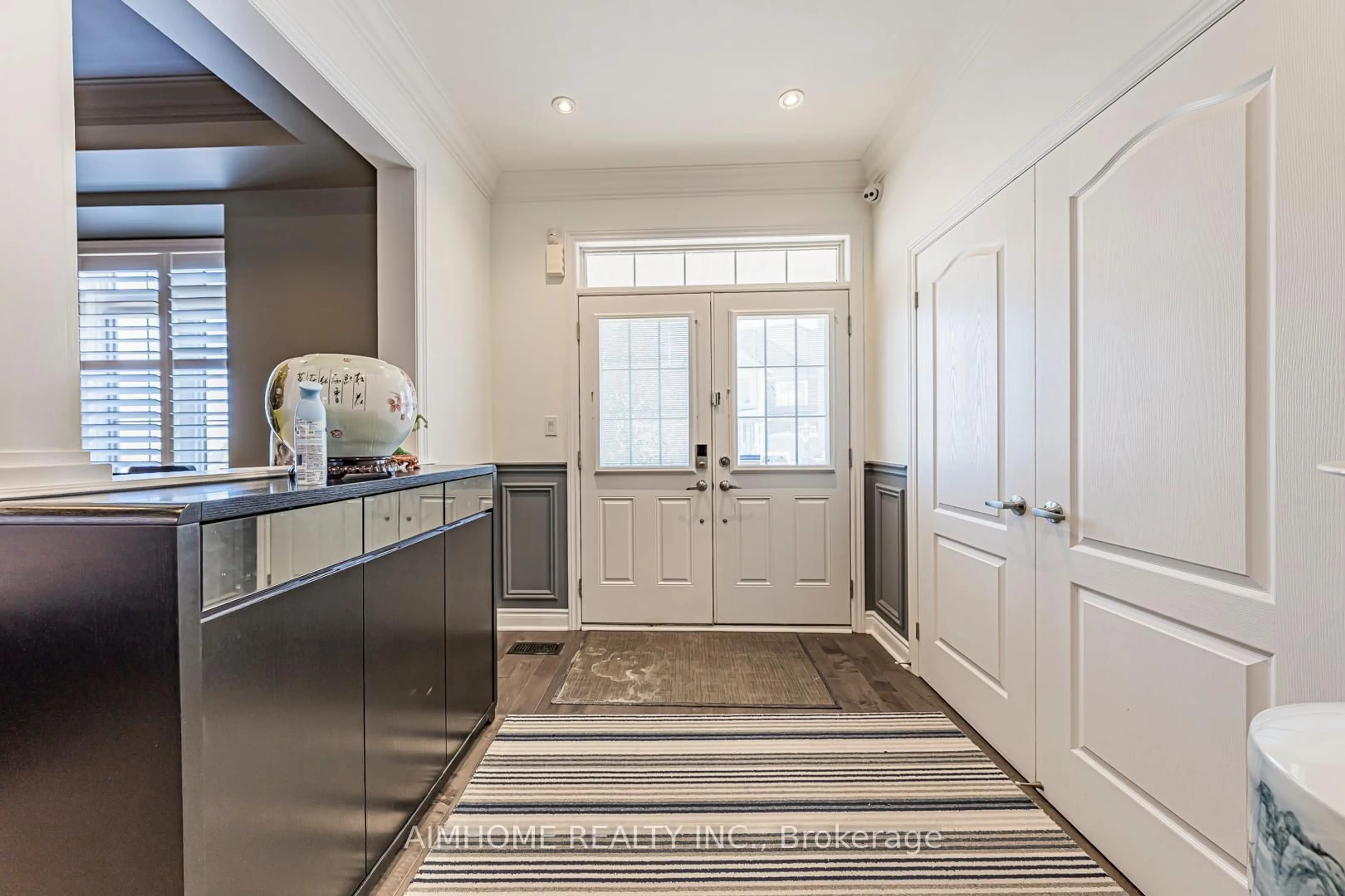 Indoor entryway for 986 Wilbur Pipher Circ, Newmarket Ontario L3X 0G5