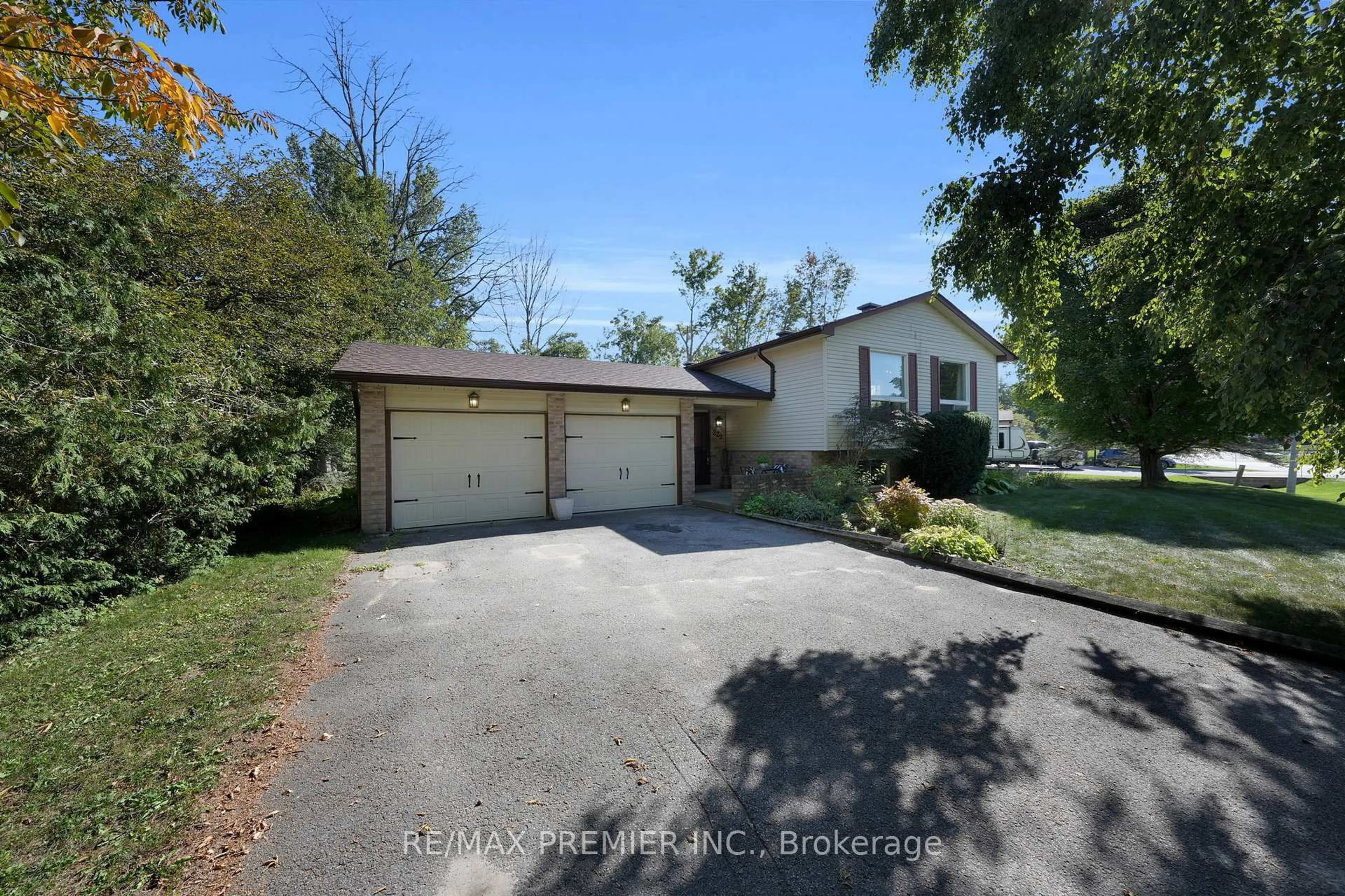 A pic from outside/outdoor area/front of a property/back of a property/a pic from drone, street for 222 Spencer Ave, Essa Ontario L0L 2N0