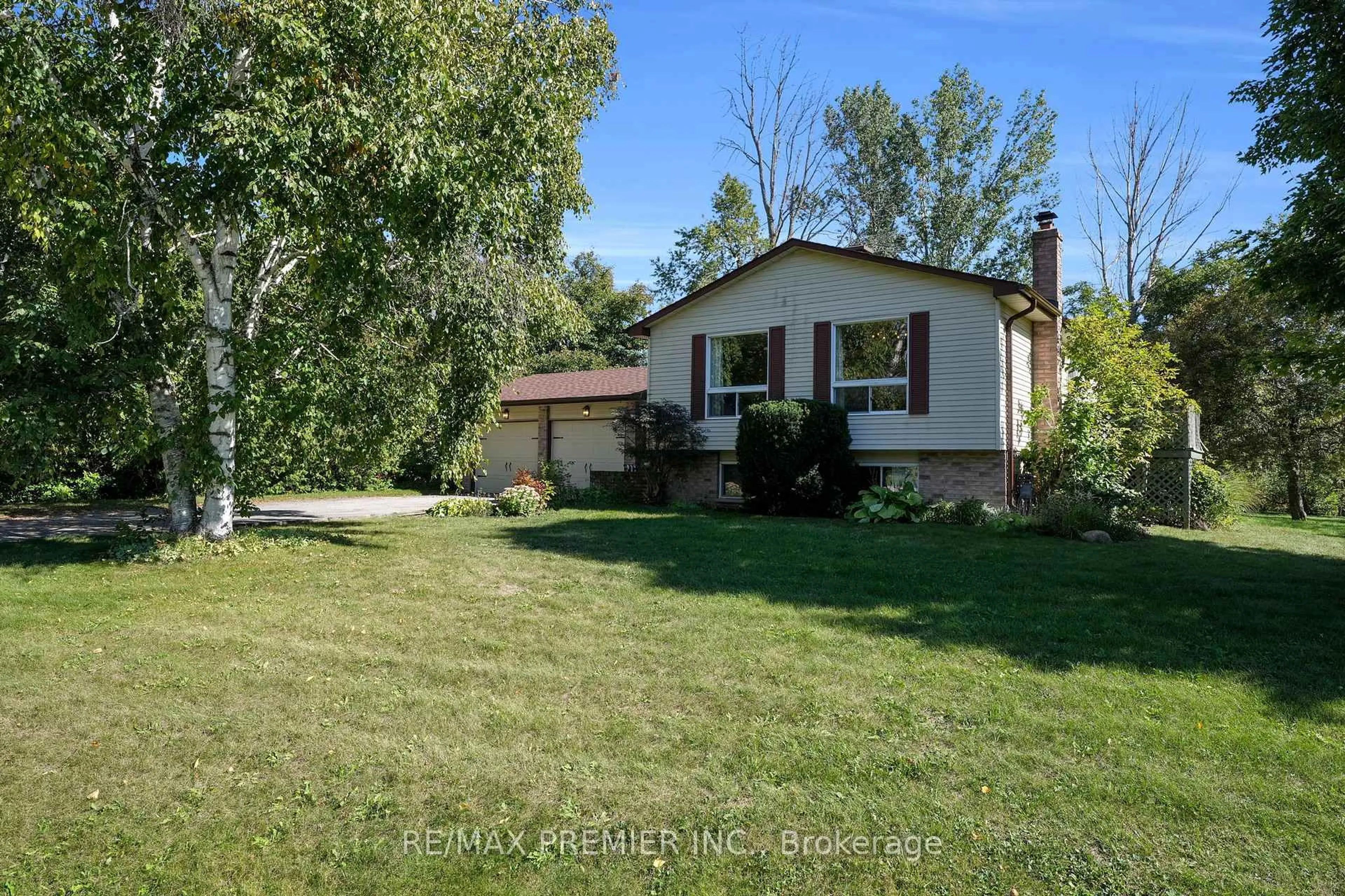 A pic from outside/outdoor area/front of a property/back of a property/a pic from drone, street for 222 Spencer Ave, Essa Ontario L0L 2N0