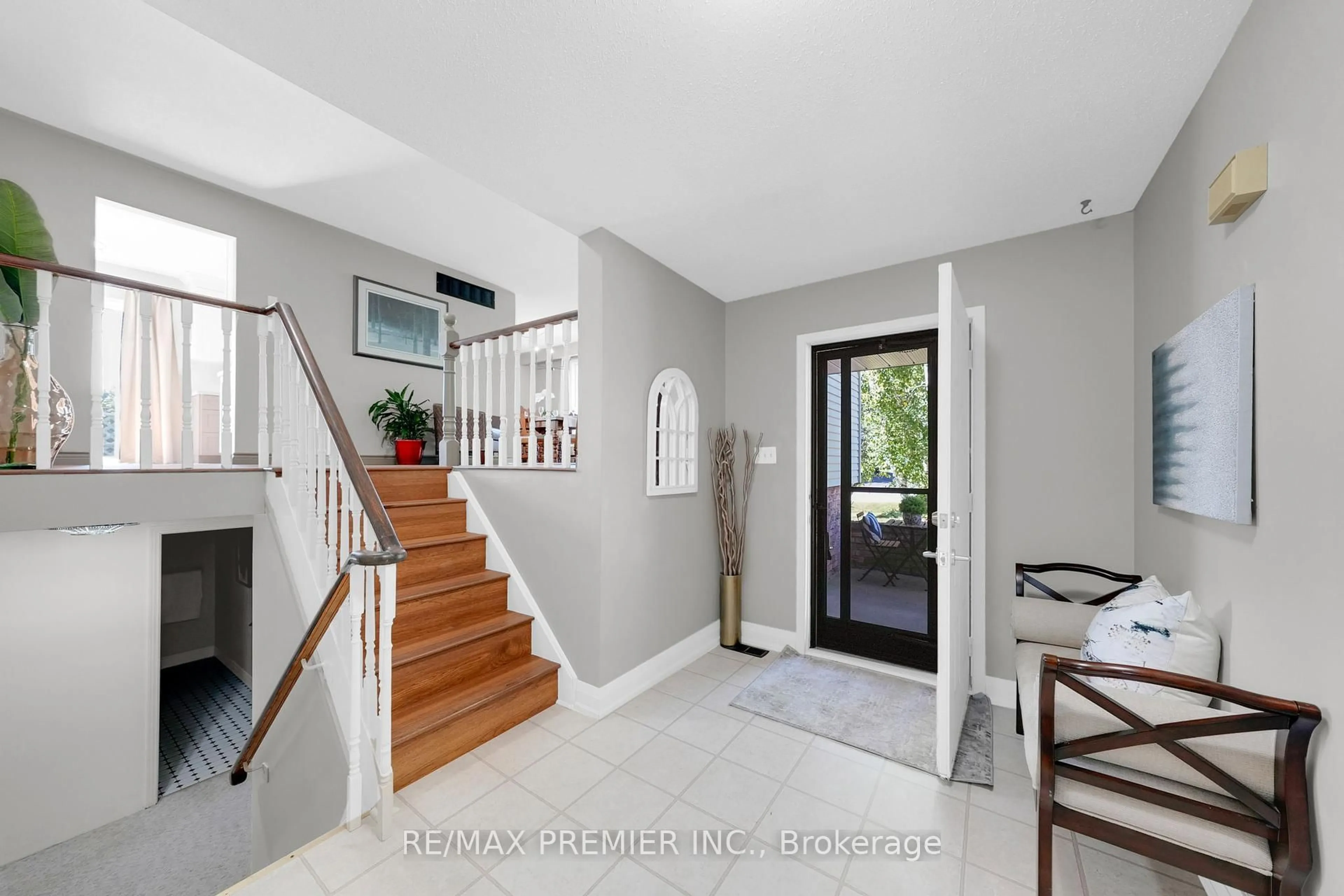 Indoor entryway for 222 Spencer Ave, Essa Ontario L0L 2N0