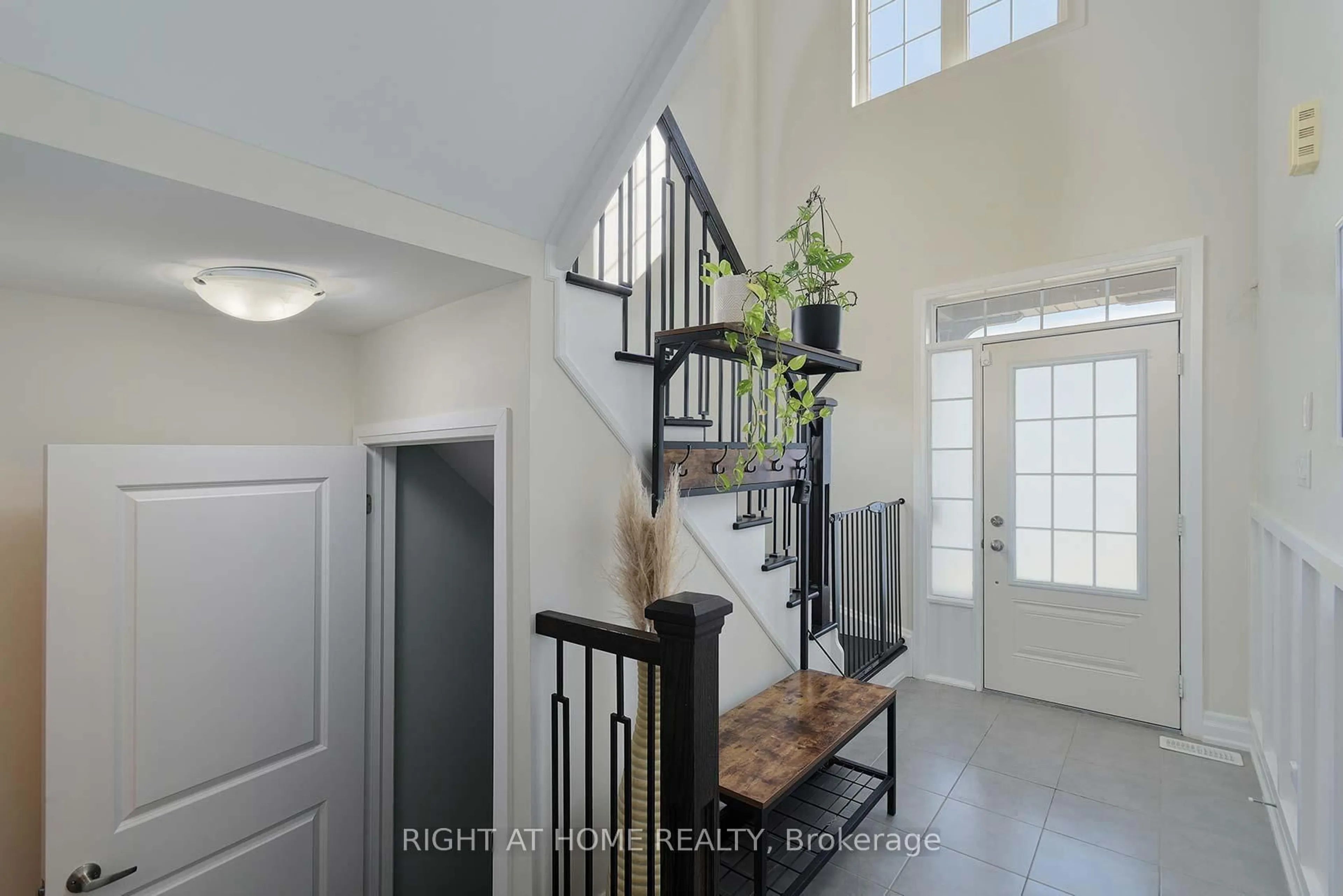 Indoor entryway for 80 Martin Tr, New Tecumseth Ontario L0G 1W0