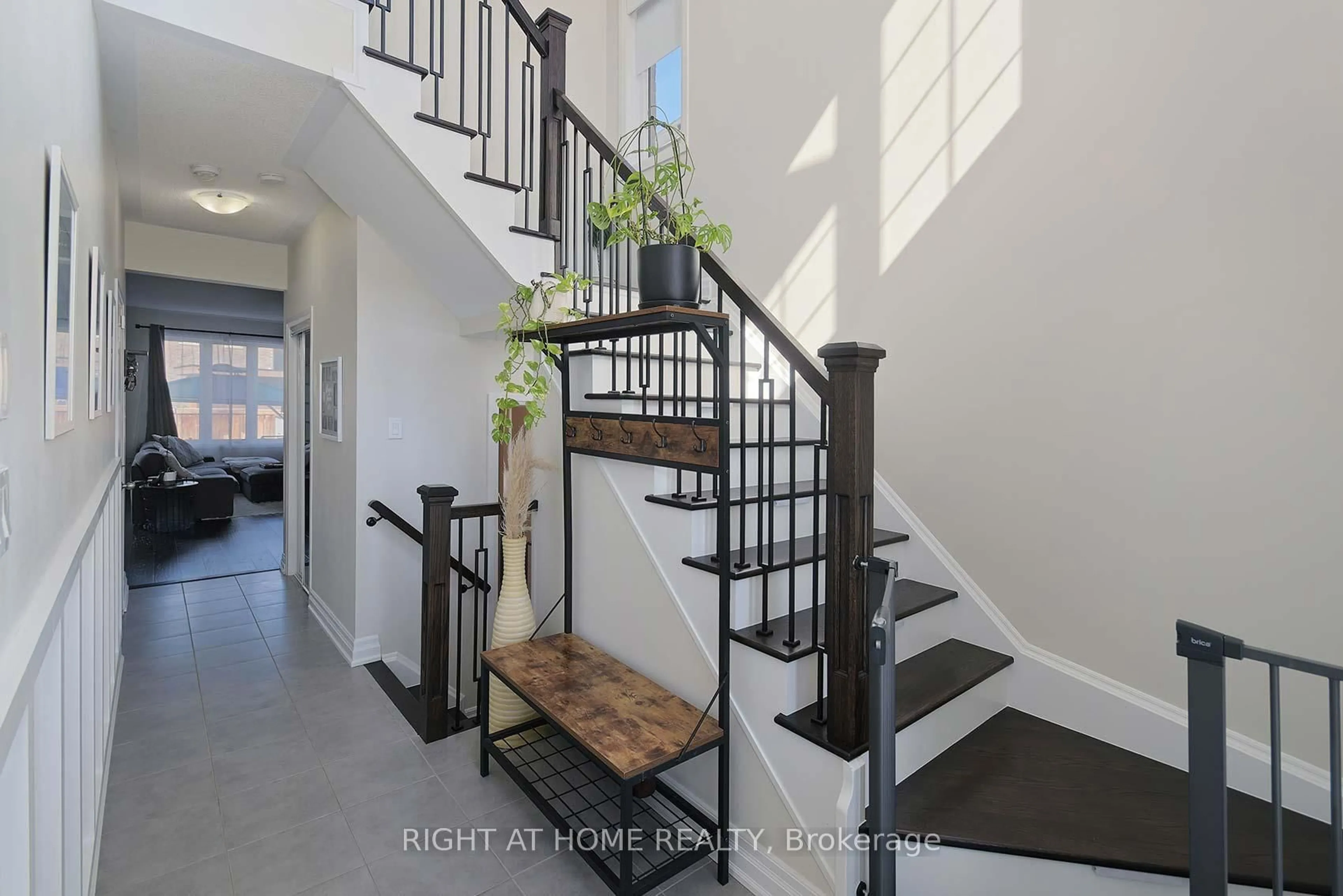 Indoor entryway for 80 Martin Tr, New Tecumseth Ontario L0G 1W0