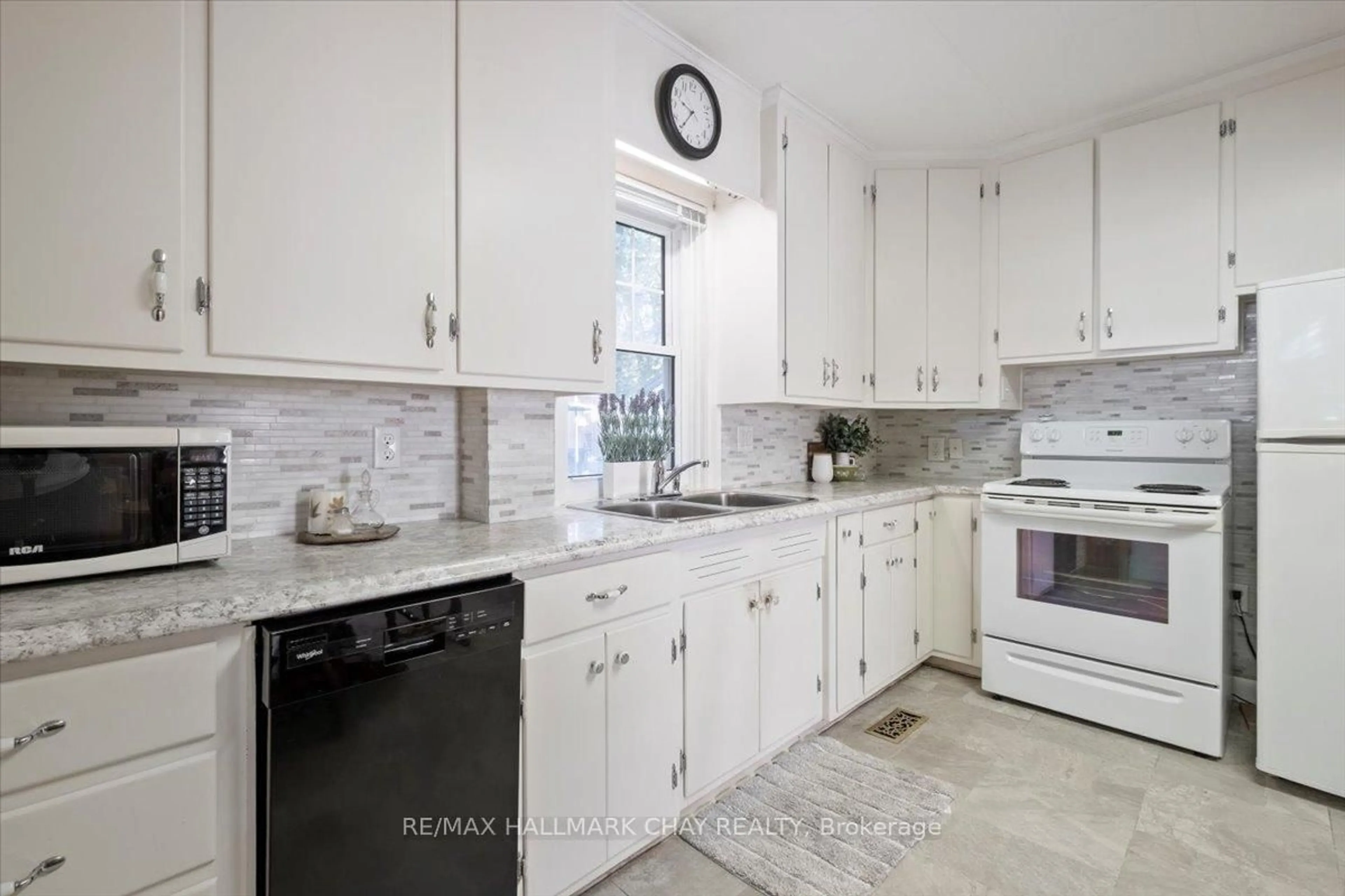Standard kitchen, ceramic/tile floor for 63 King St, New Tecumseth Ontario L9R 1B6