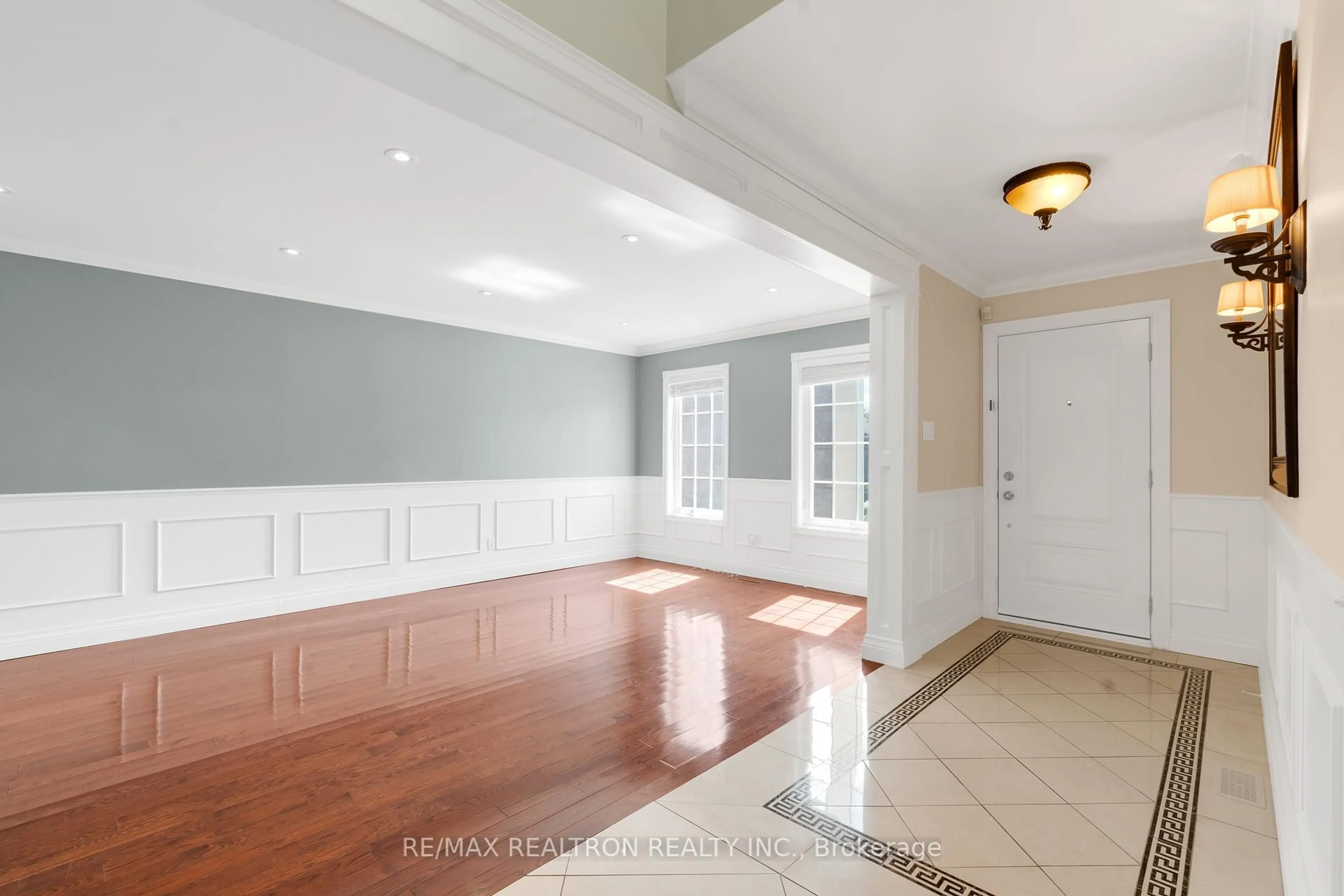 Indoor entryway for 26 Cowles Crt, Richmond Hill Ontario L4C 9A5