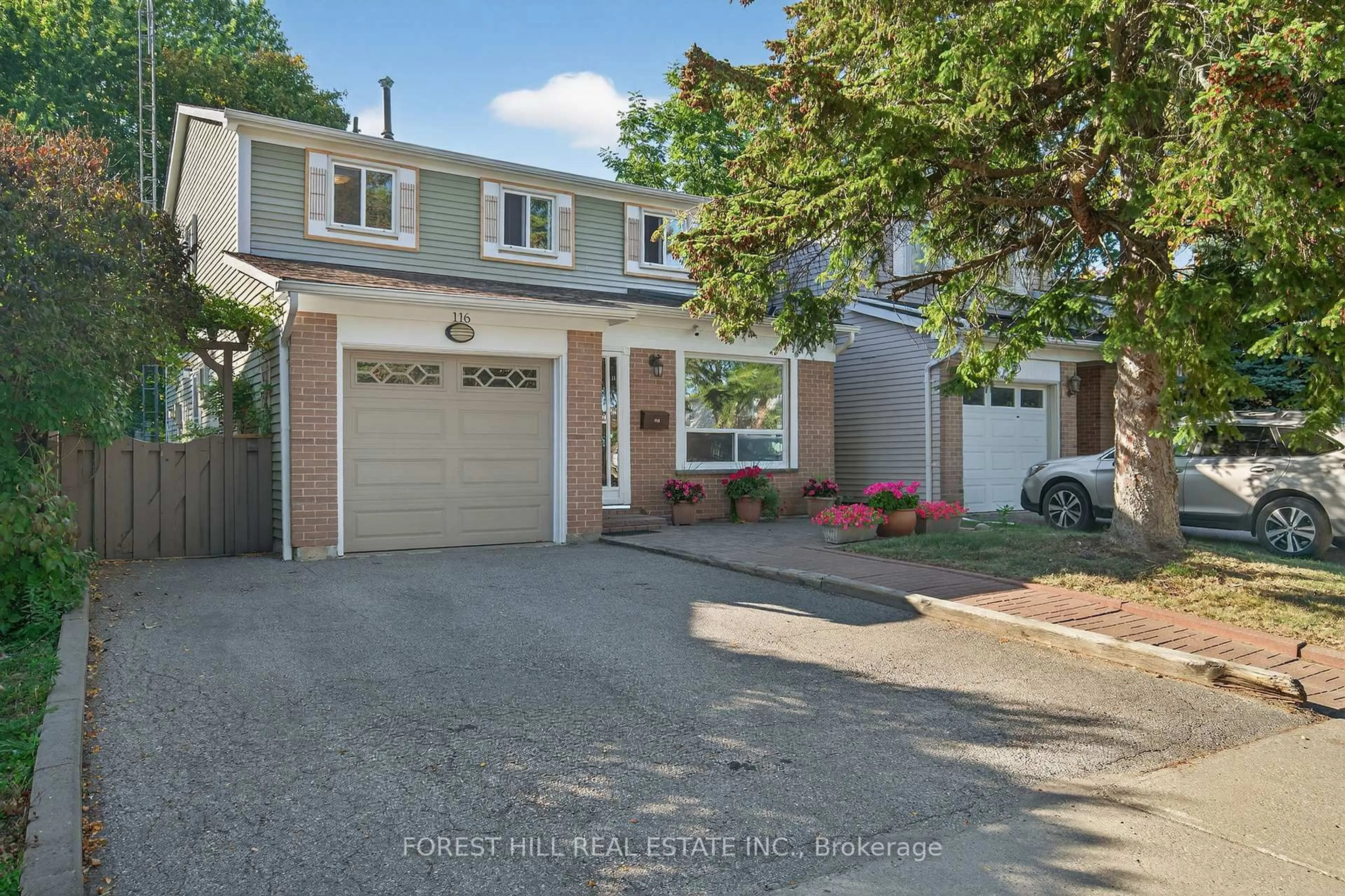 A pic from outside/outdoor area/front of a property/back of a property/a pic from drone, street for 116 Springhead Gdns, Richmond Hill Ontario L4C 5C4