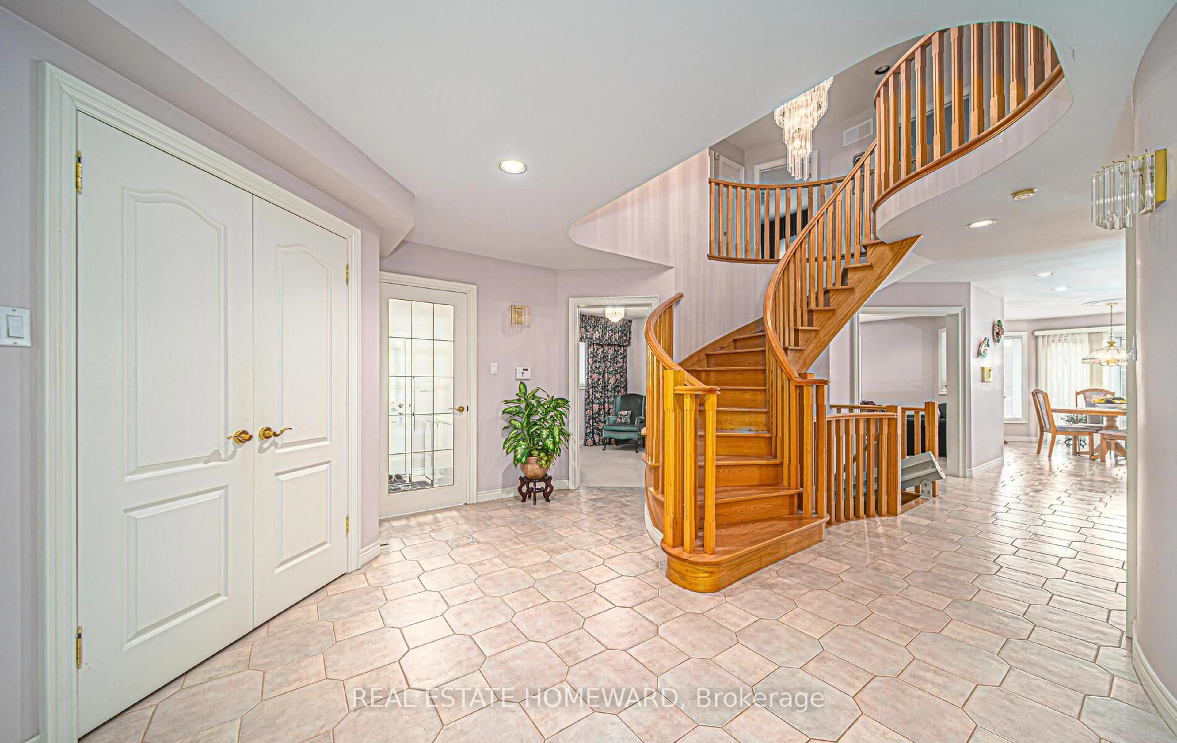 Indoor foyer for 5097 14th Ave, Markham Ontario L3S 3K4