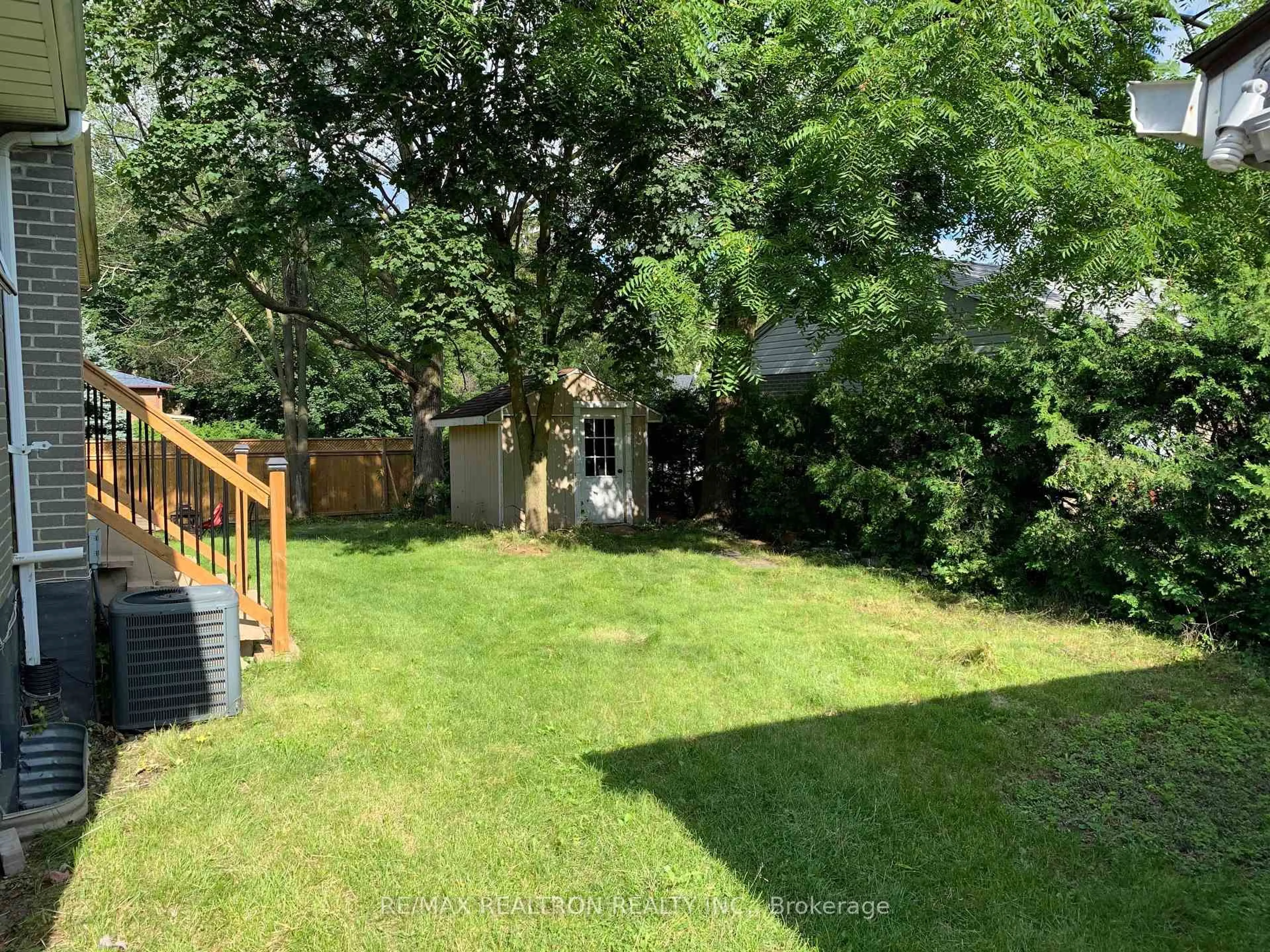 A pic from outside/outdoor area/front of a property/back of a property/a pic from drone, unknown for 184 Avenue Rd, Newmarket Ontario L3Y 1N6