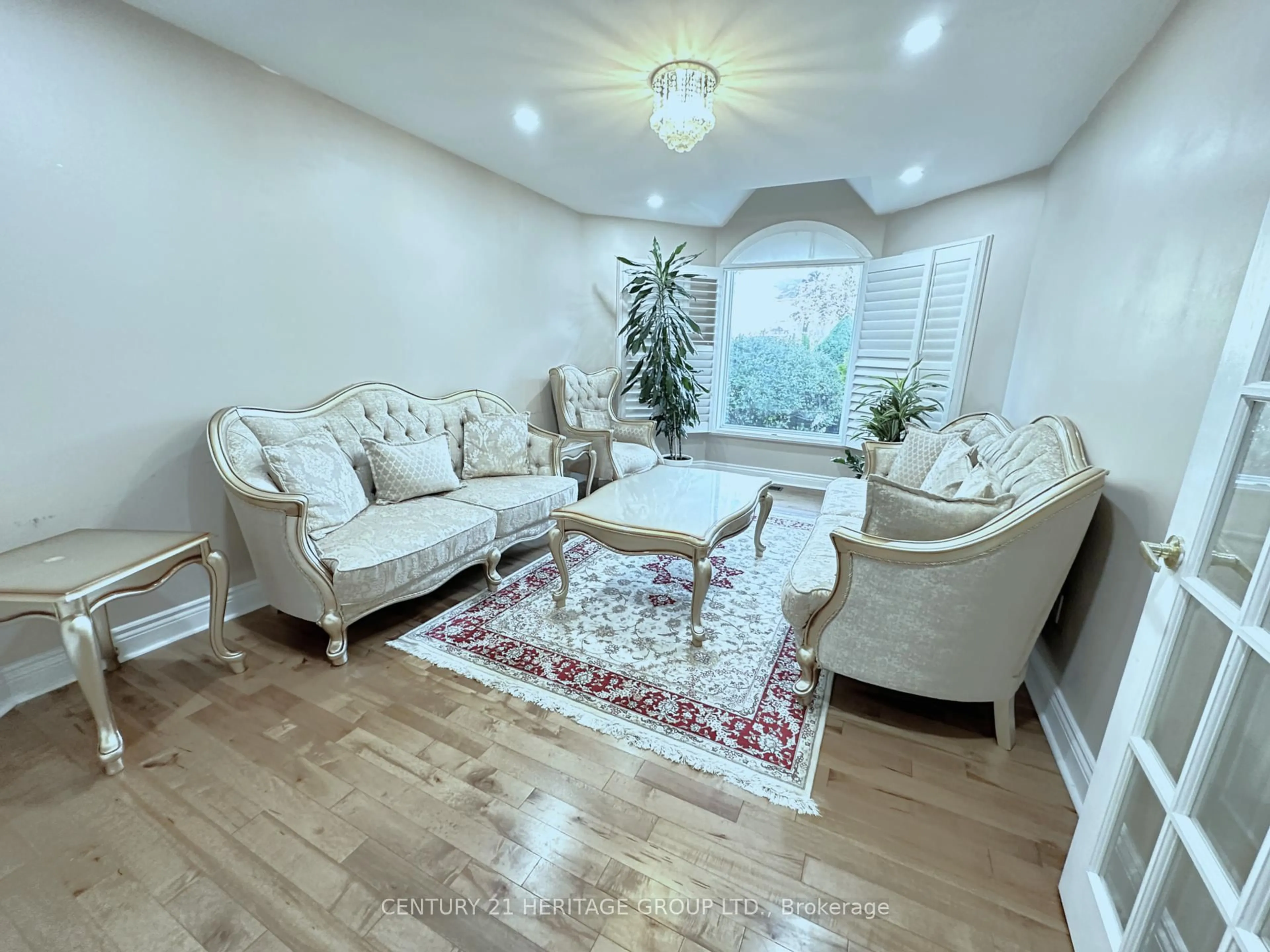 Living room with furniture, unknown for 192 Covent Cres, Aurora Ontario L4G 6P9