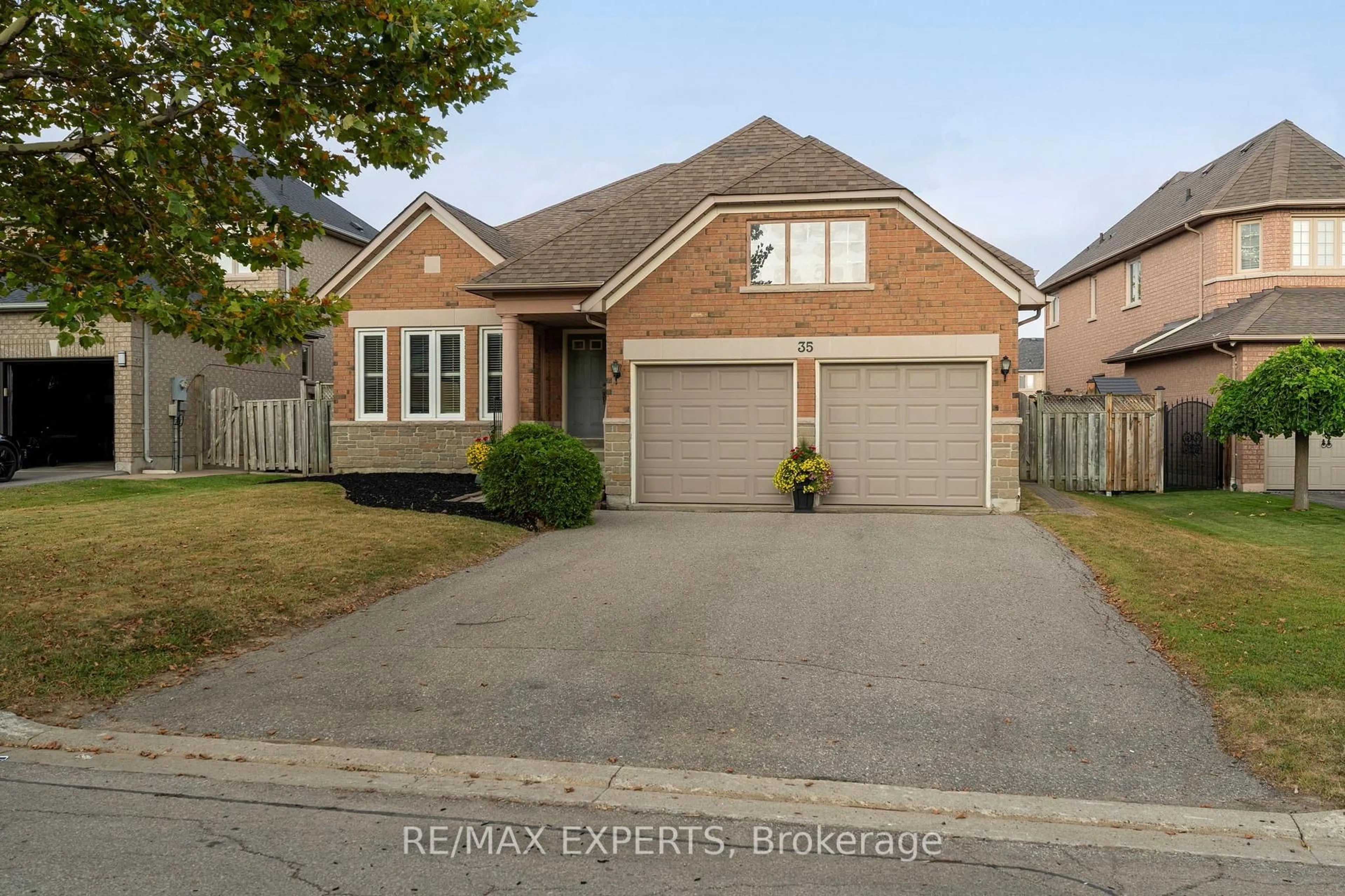 Home with brick exterior material, street for 35 Falkirk Cres, Vaughan Ontario L6A 2E3