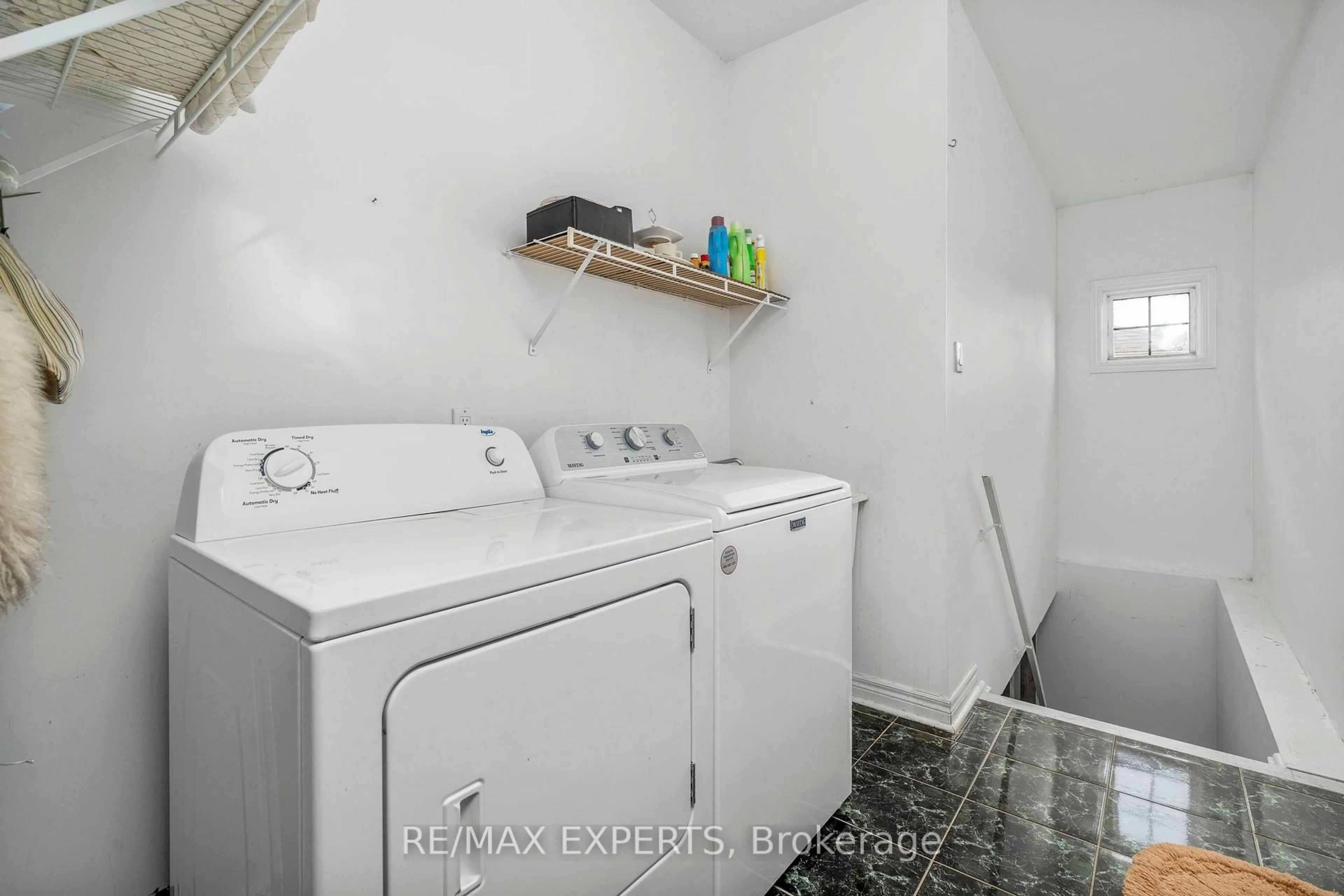 Laundry room for 35 Falkirk Cres, Vaughan Ontario L6A 2E3