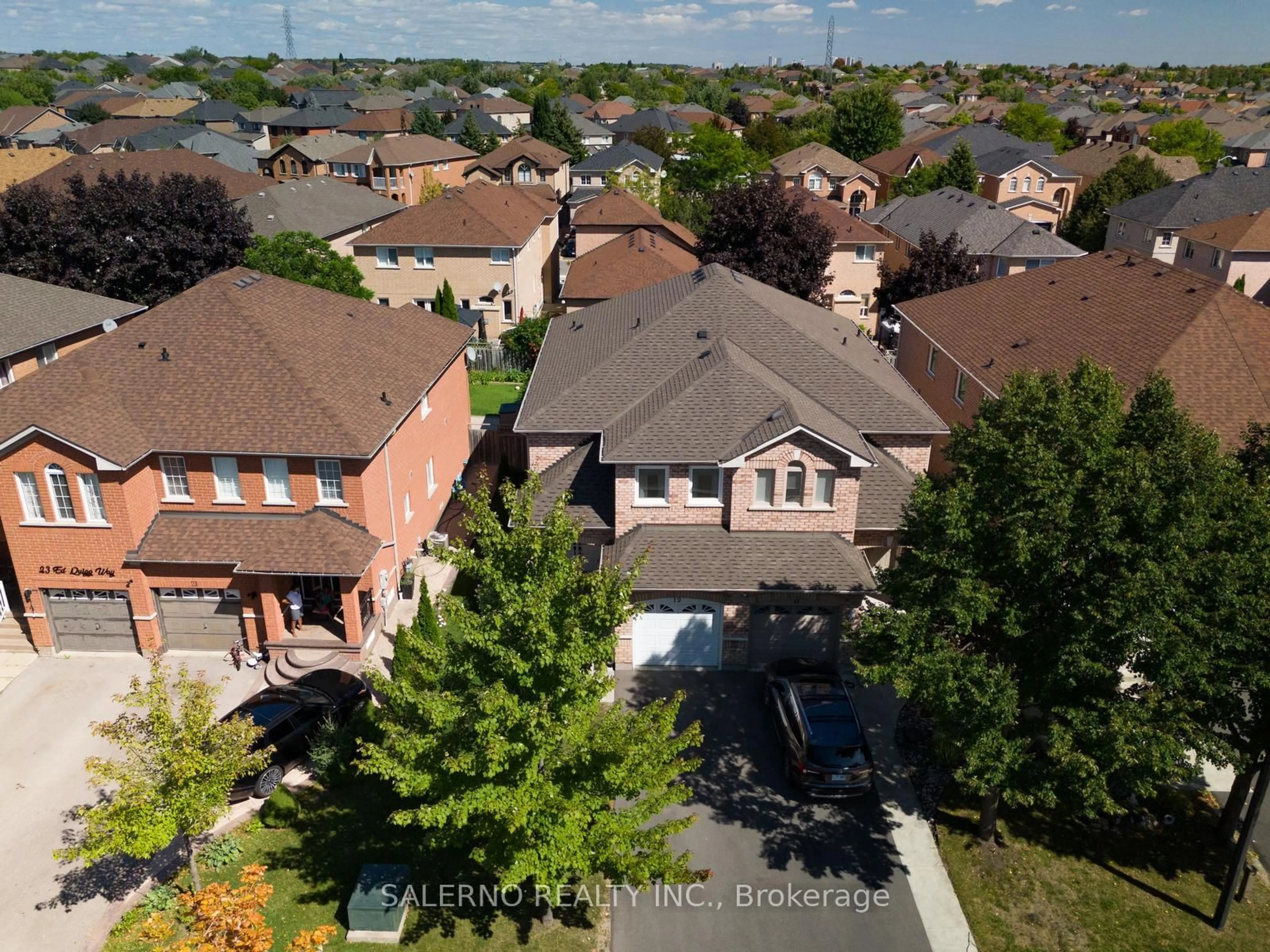 A pic from outside/outdoor area/front of a property/back of a property/a pic from drone, street for 19 Ed Quigg Way, Vaughan Ontario L4H 2S2