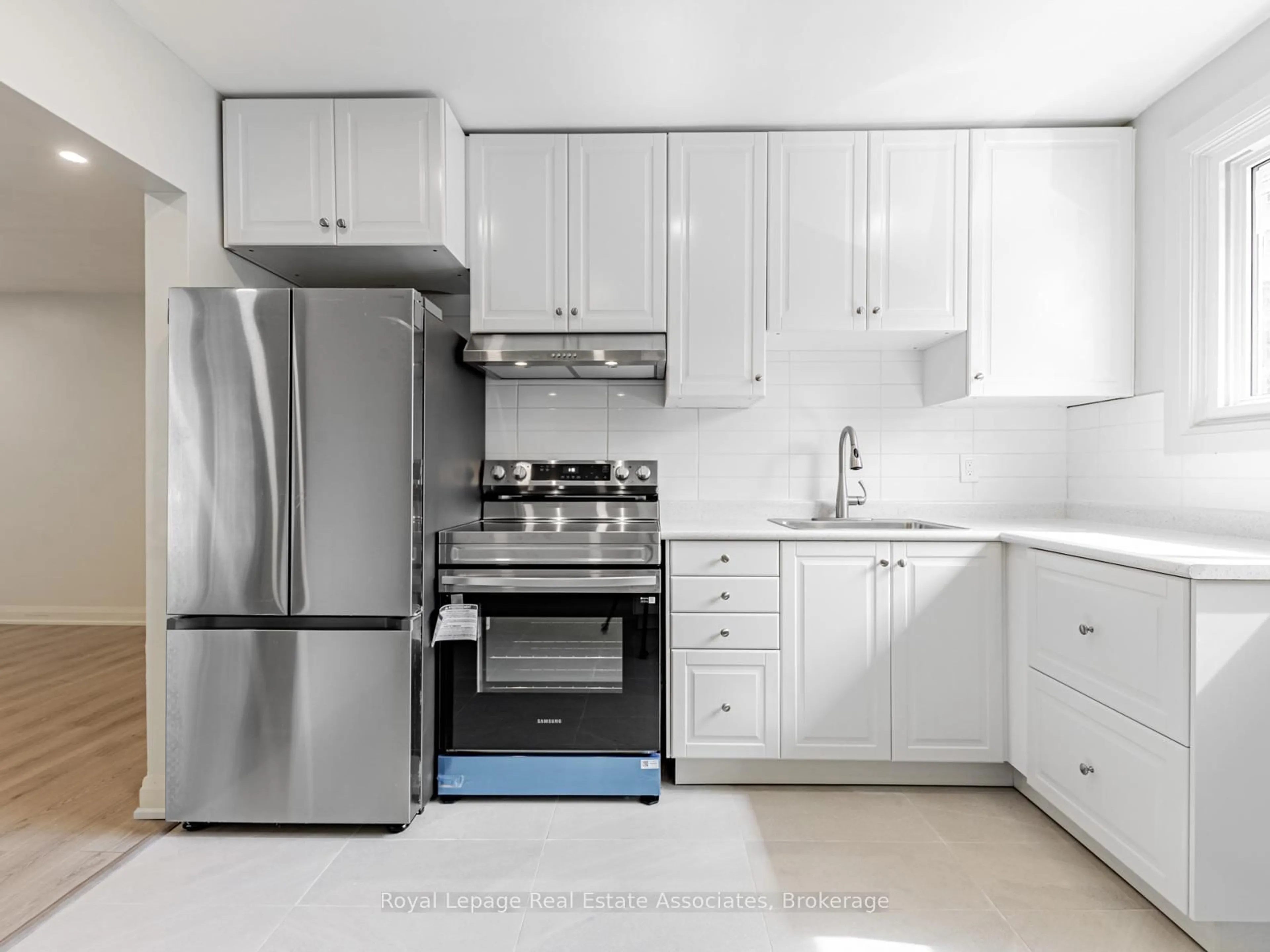 Standard kitchen, ceramic/tile floor for 273 Bluegrass Blvd, Richmond Hill Ontario L4C 3H1