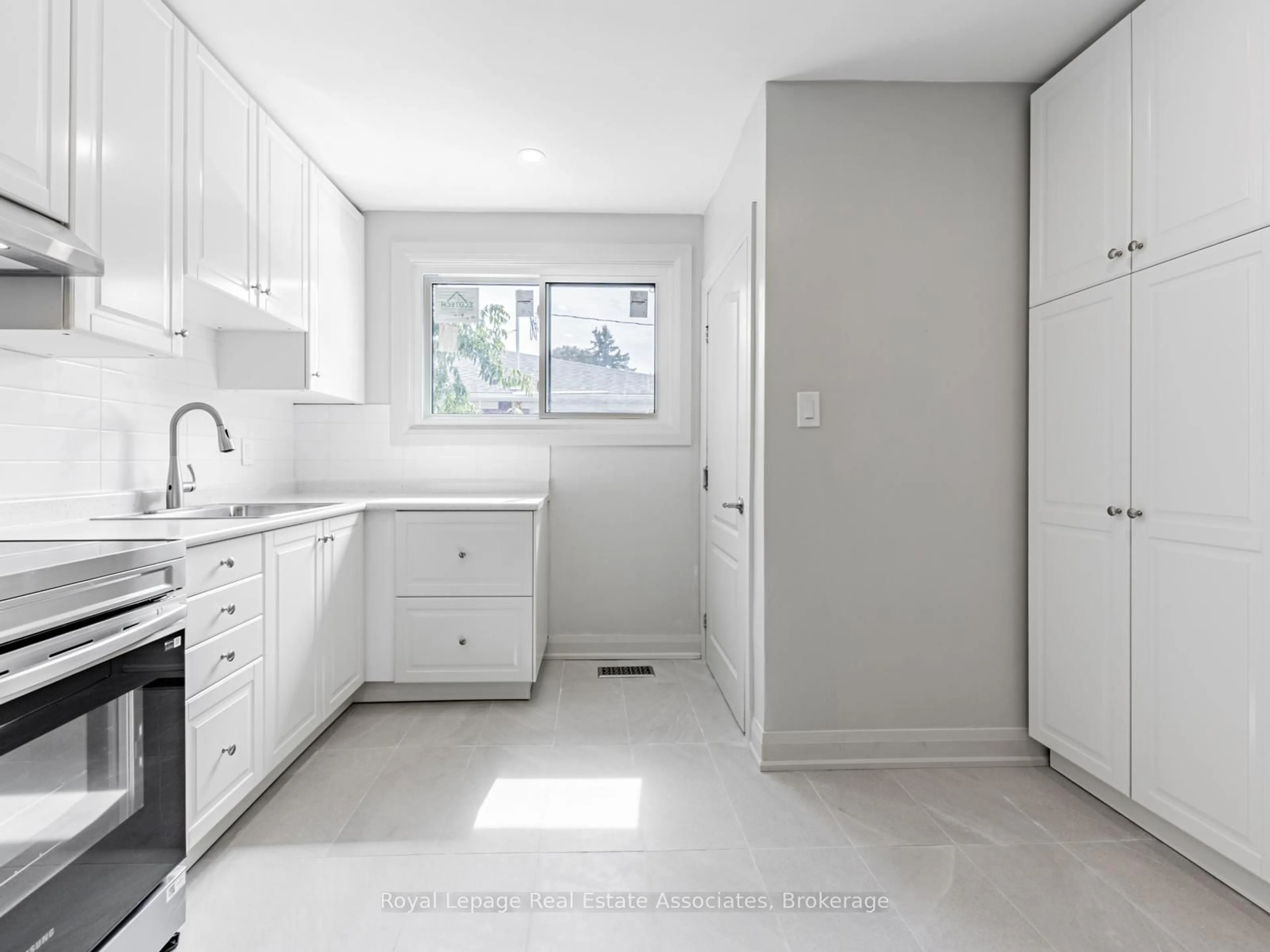 Standard kitchen, ceramic/tile floor for 273 Bluegrass Blvd, Richmond Hill Ontario L4C 3H1