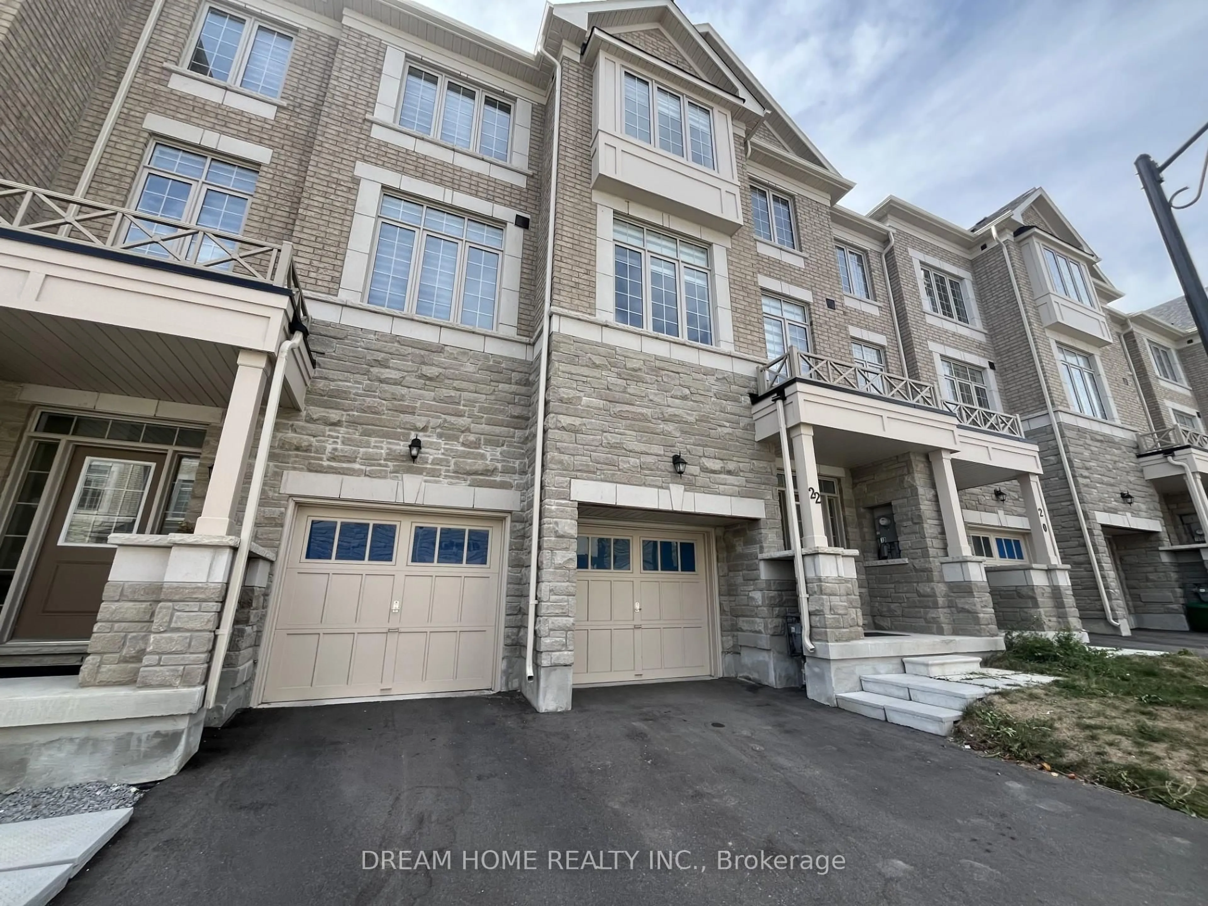 A pic from outside/outdoor area/front of a property/back of a property/a pic from drone, street for 22 Thomas Hope Lane, Markham Ontario L3S 0E9