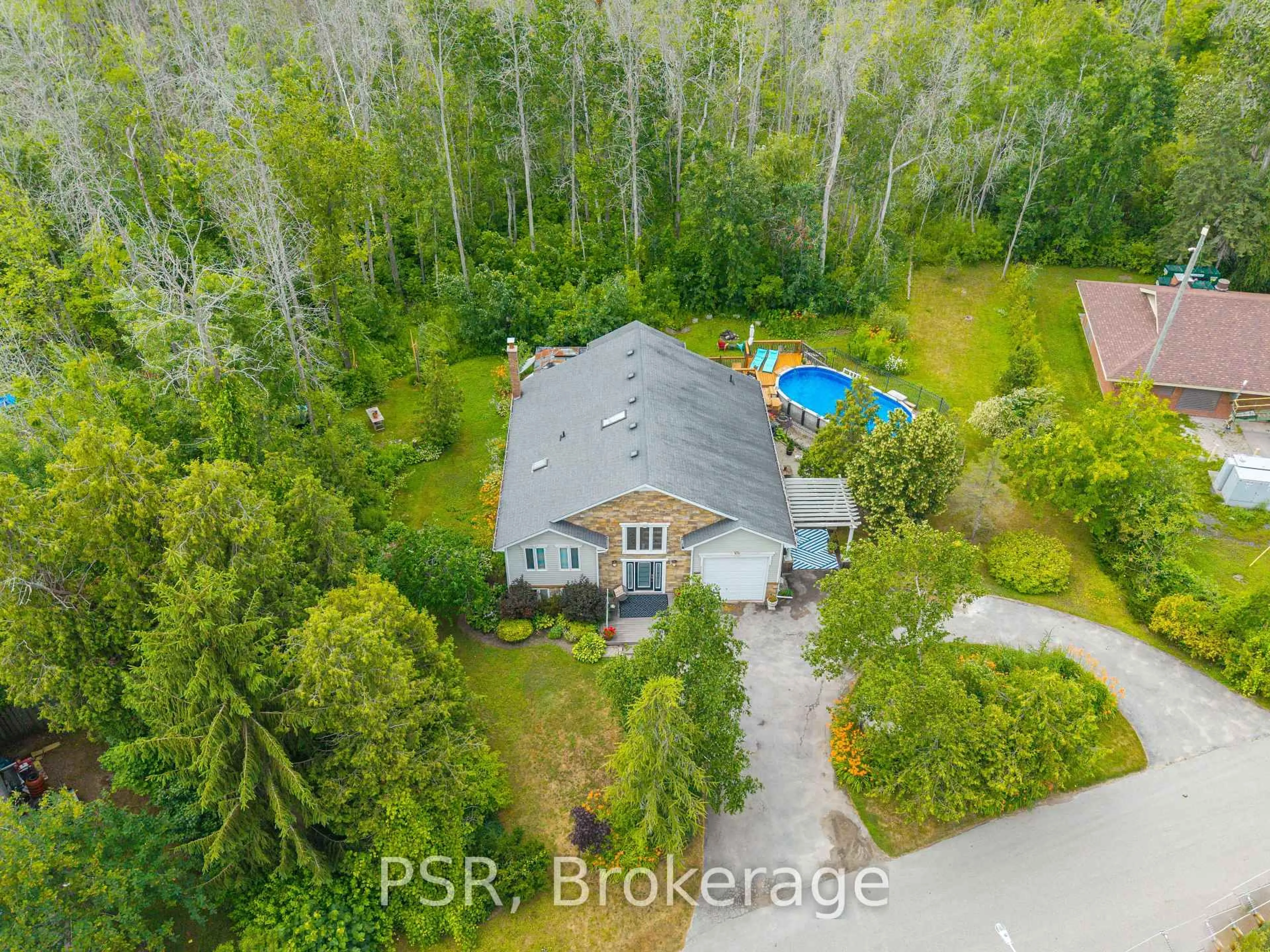 A pic from outside/outdoor area/front of a property/back of a property/a pic from drone, unknown for 1694 Edgewood Ave, Innisfil Ontario L9S 4M3
