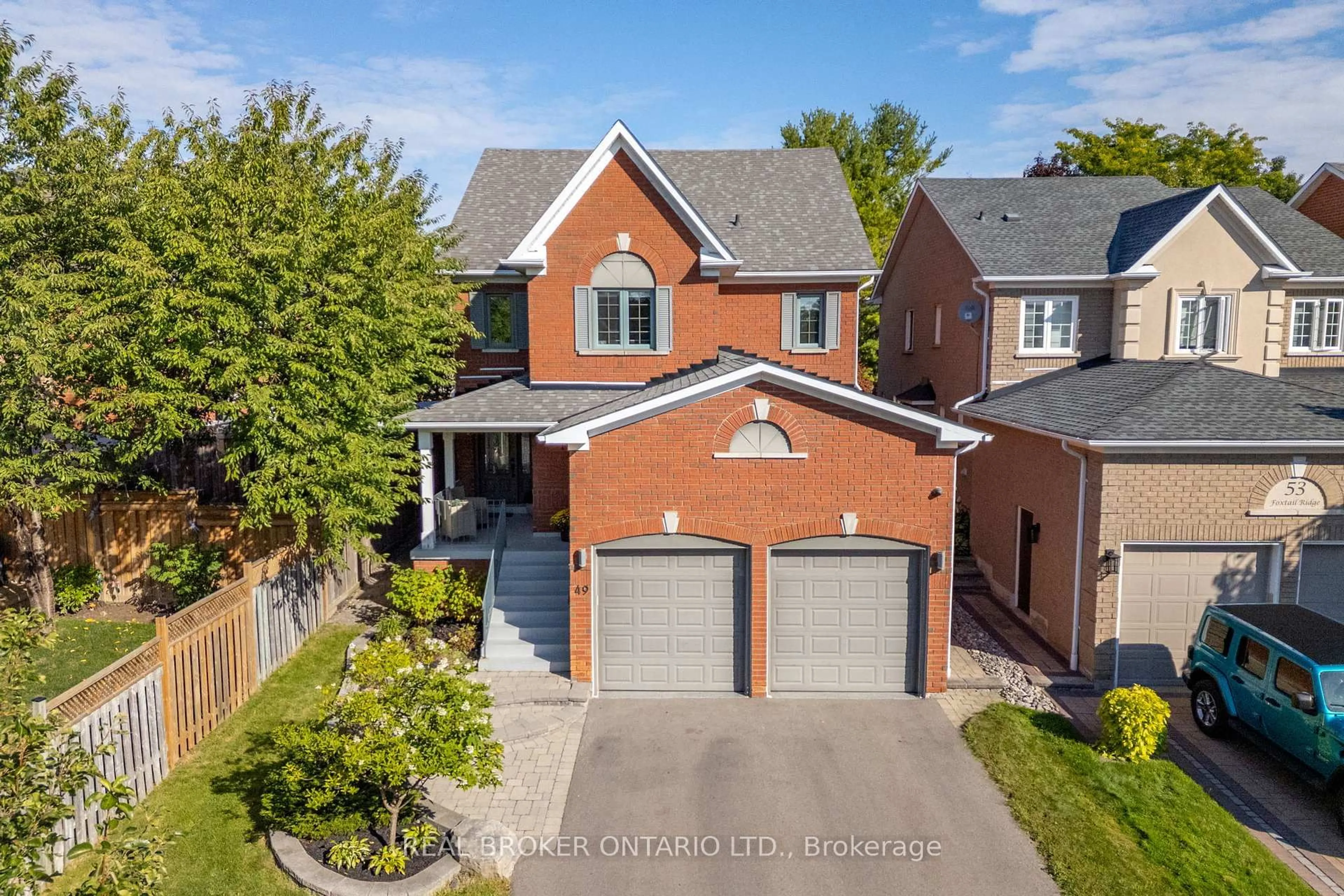 A pic from outside/outdoor area/front of a property/back of a property/a pic from drone, street for 49 Foxtail Rdge, Newmarket Ontario L3X 1Z7