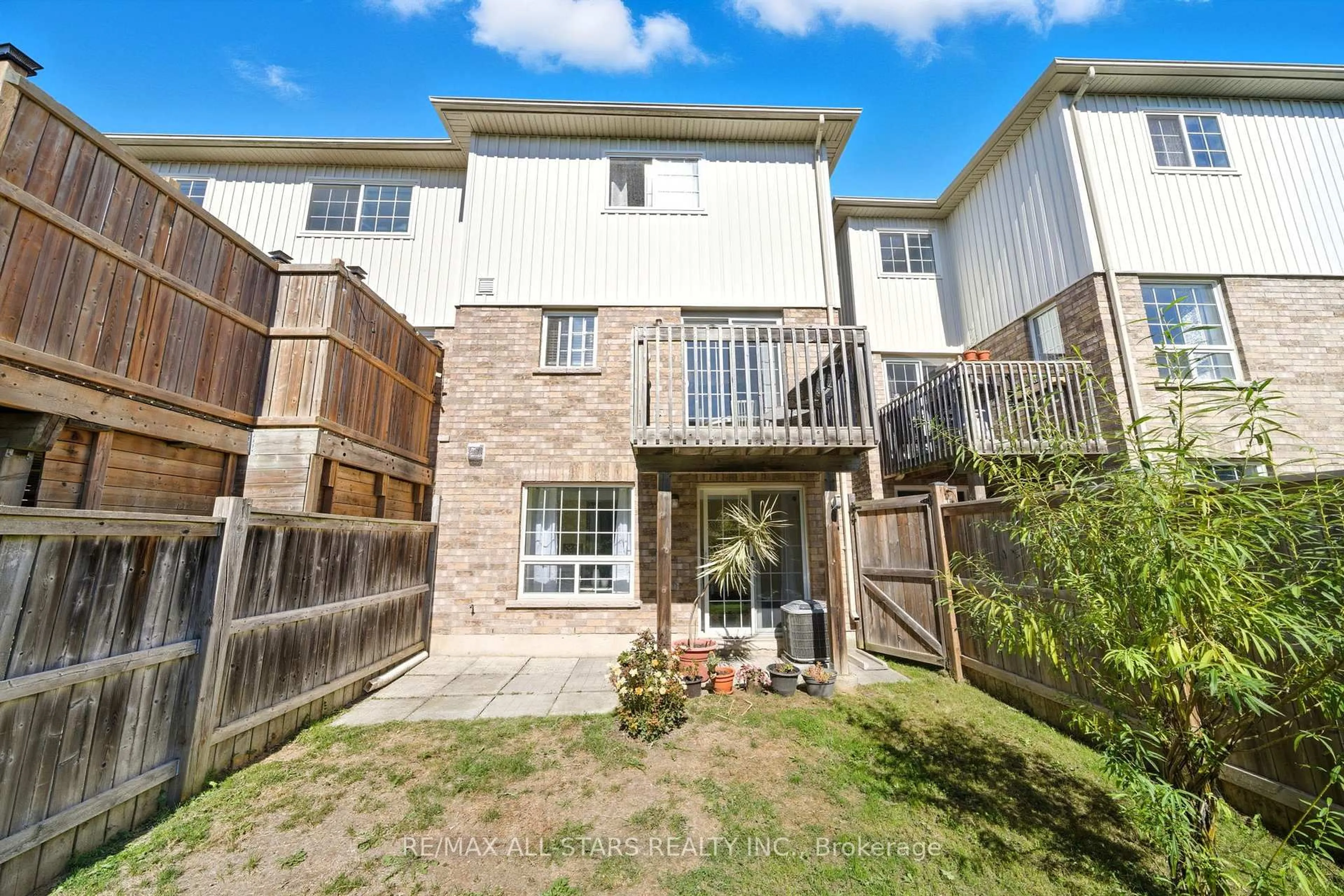 A pic from outside/outdoor area/front of a property/back of a property/a pic from drone, unknown for 83 Hammill Hts, East Gwillimbury Ontario L0G 1M0