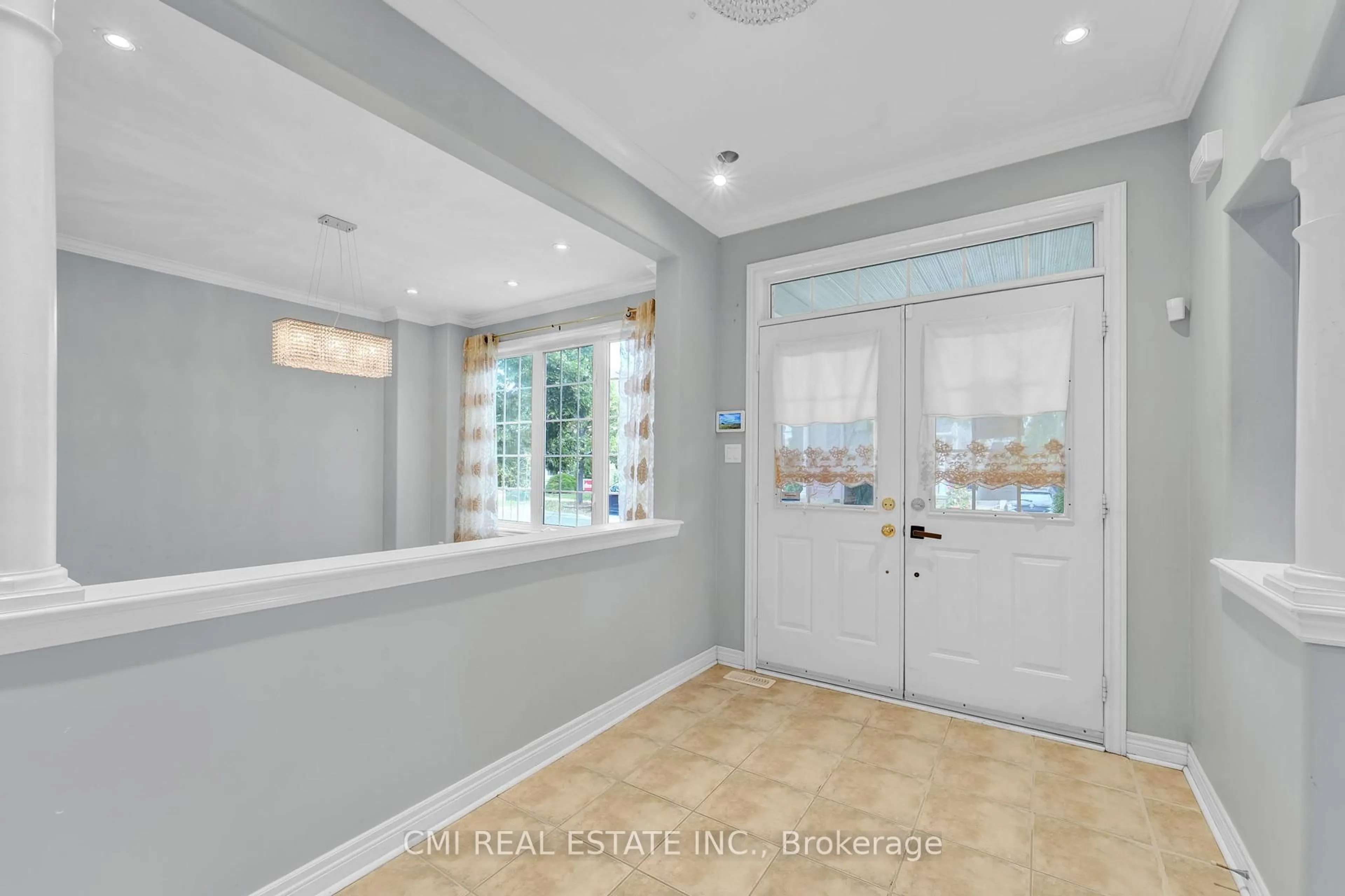 Indoor entryway for 32 Hislop Dr, Markham Ontario L6B 0C6