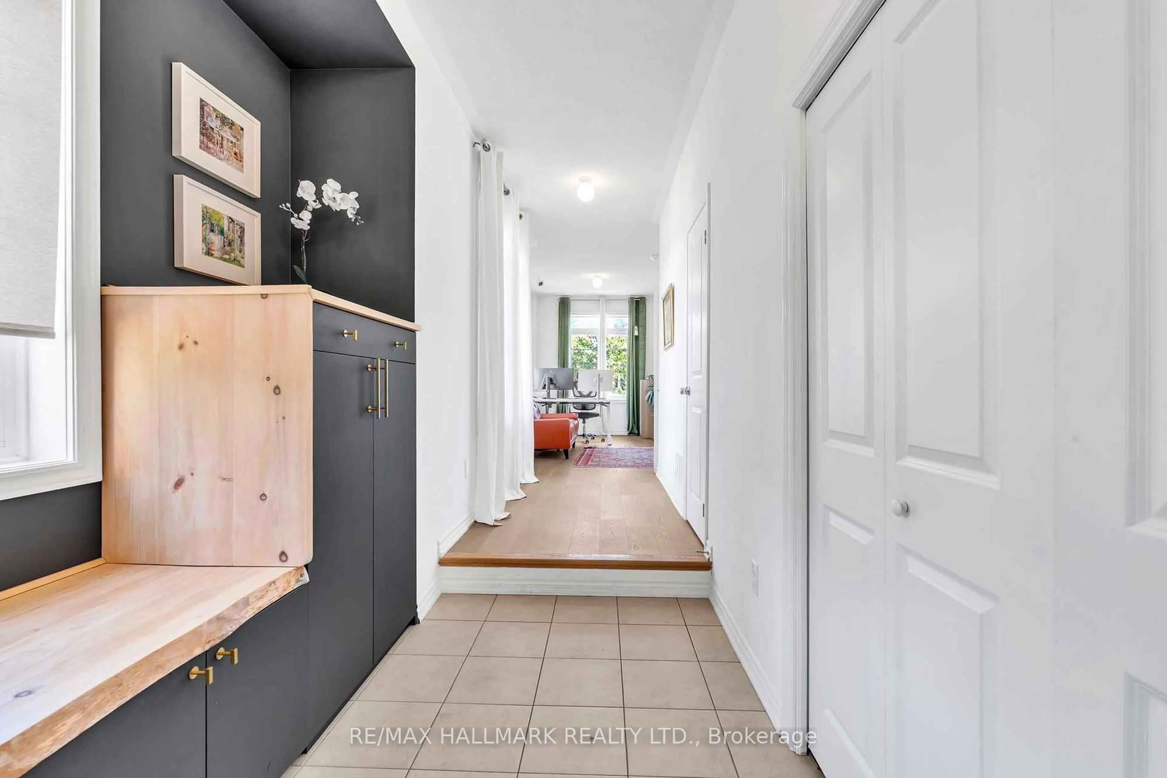 Indoor entryway for 18 John Greene Lane, Richmond Hill Ontario L4S 0L9