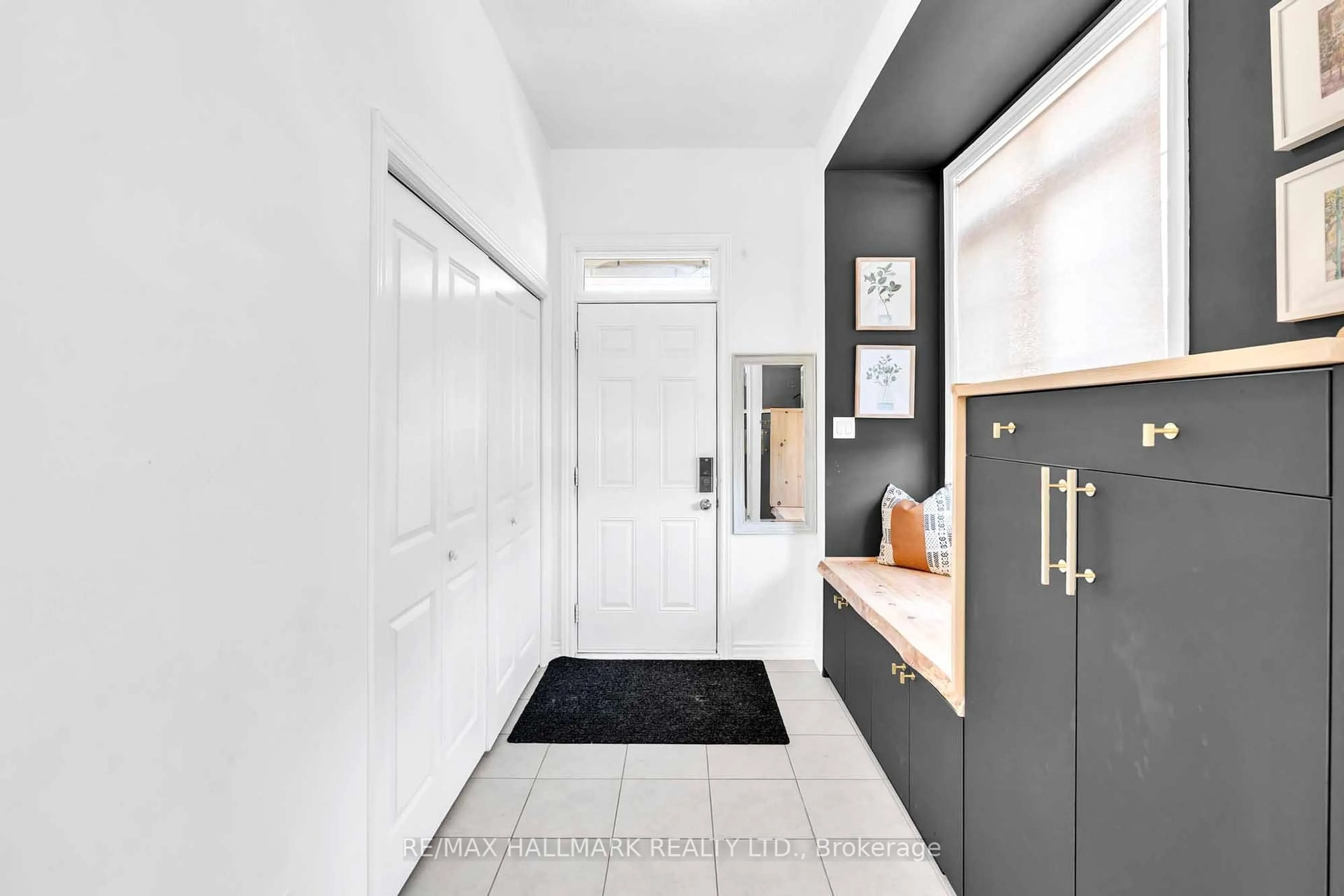 Indoor entryway for 18 John Greene Lane, Richmond Hill Ontario L4S 0L9
