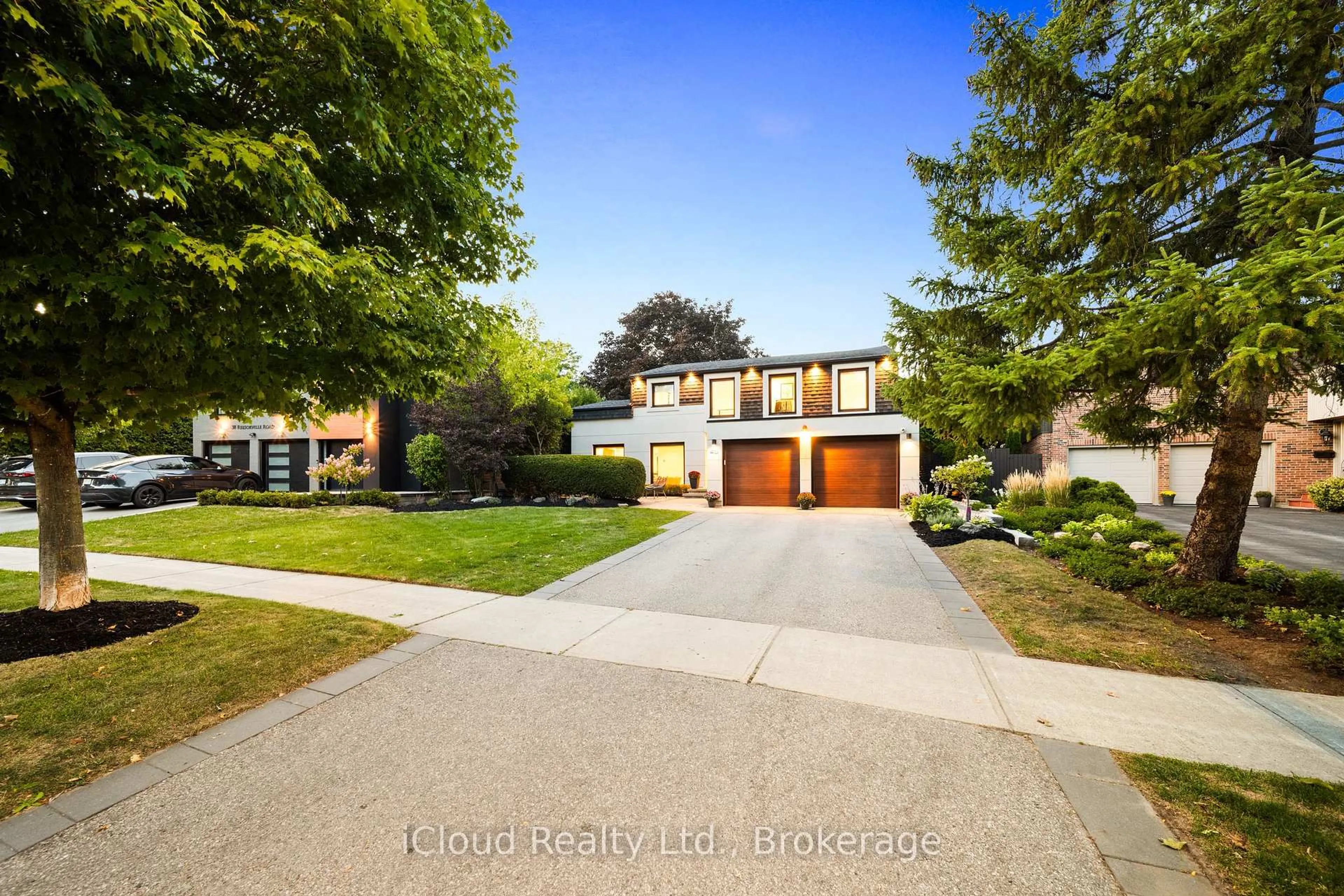 A pic from outside/outdoor area/front of a property/back of a property/a pic from drone, street for 40 Reesorville Rd, Markham Ontario L3P 3L2