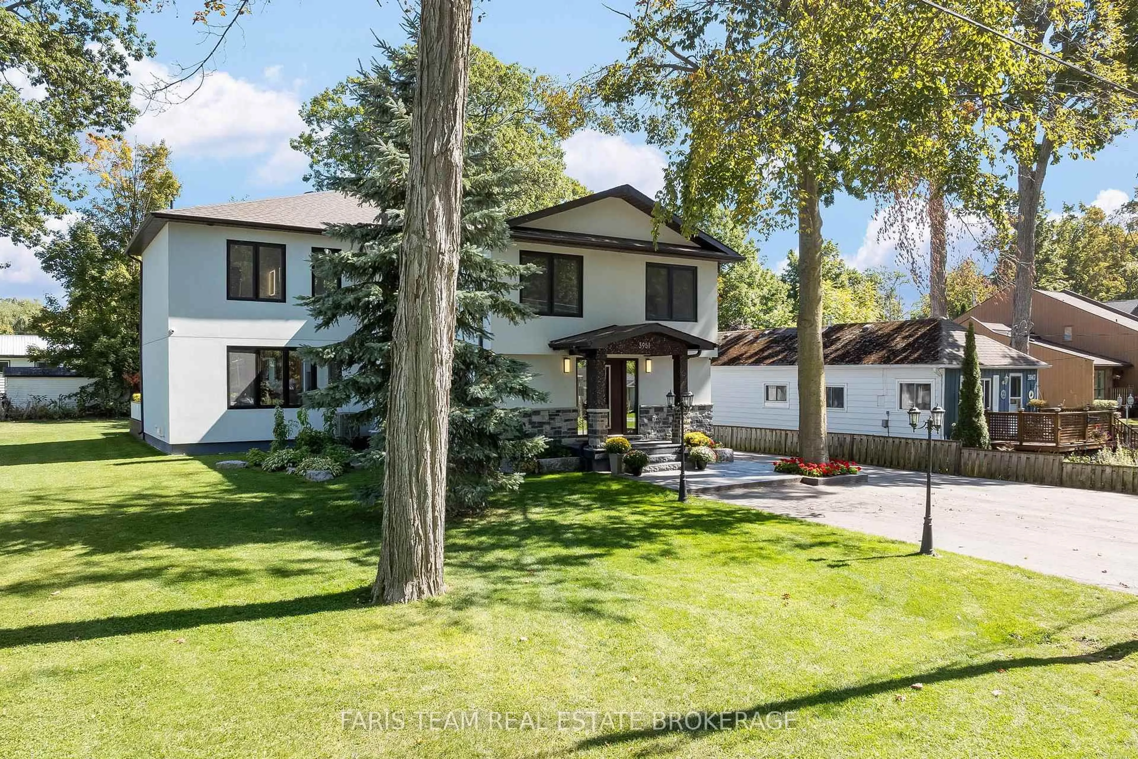 A pic from outside/outdoor area/front of a property/back of a property/a pic from drone, street for 3951 Alberta Ave, Innisfil Ontario L9S 2M1