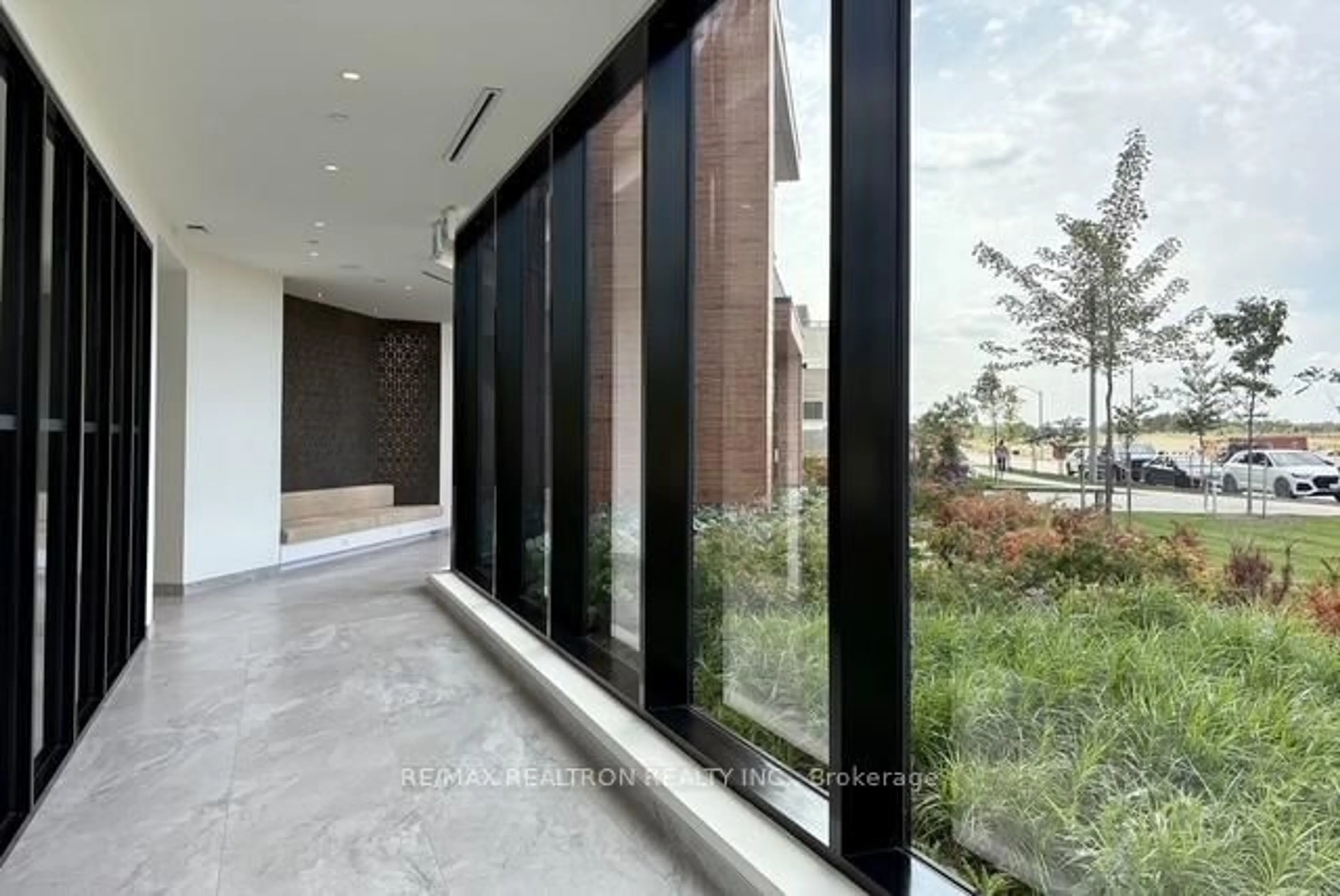 Indoor foyer for 6 David Eyer Rd #PH 913, Richmond Hill Ontario L4S 0N5
