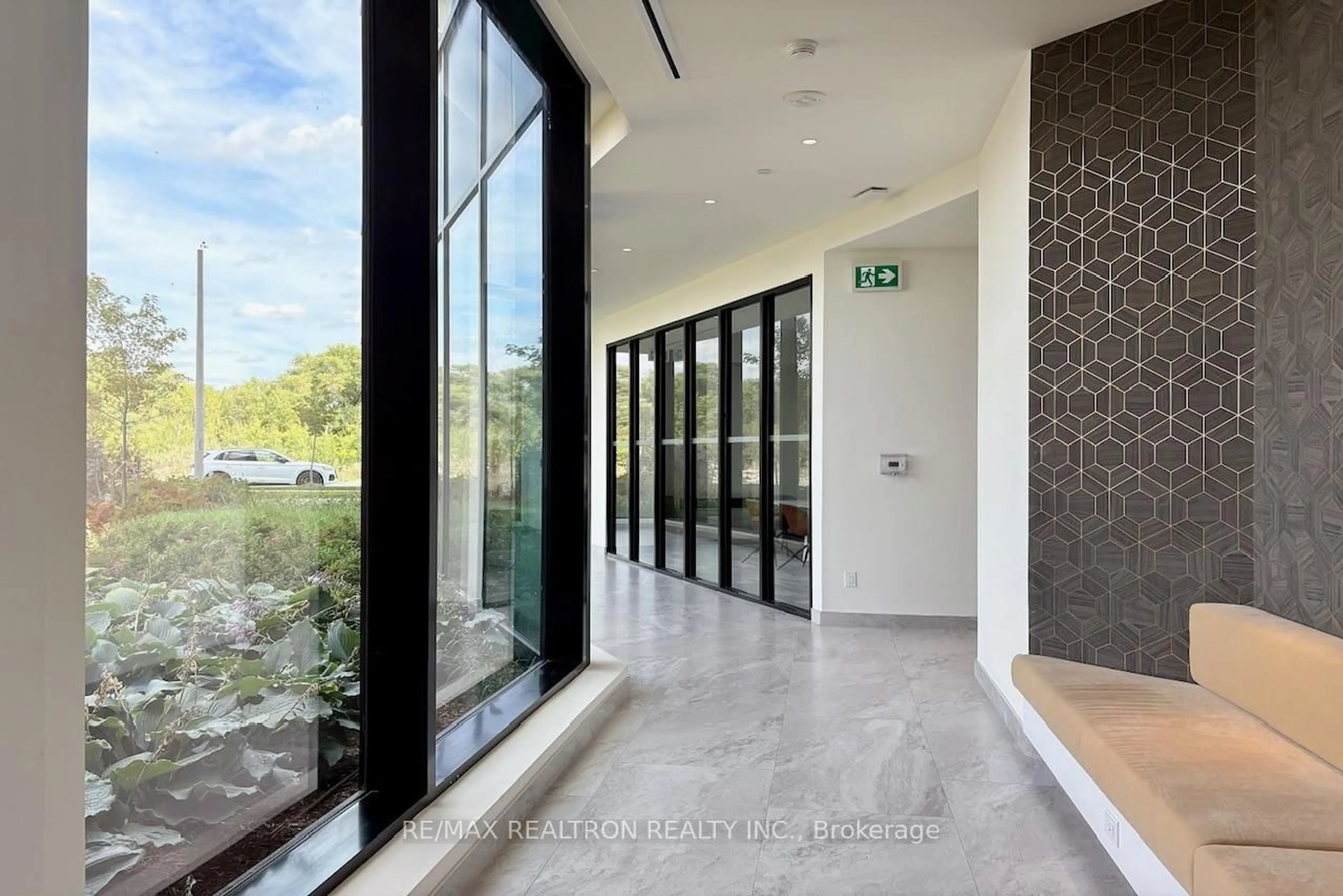 Indoor foyer for 6 David Eyer Rd #PH 913, Richmond Hill Ontario L4S 0N5