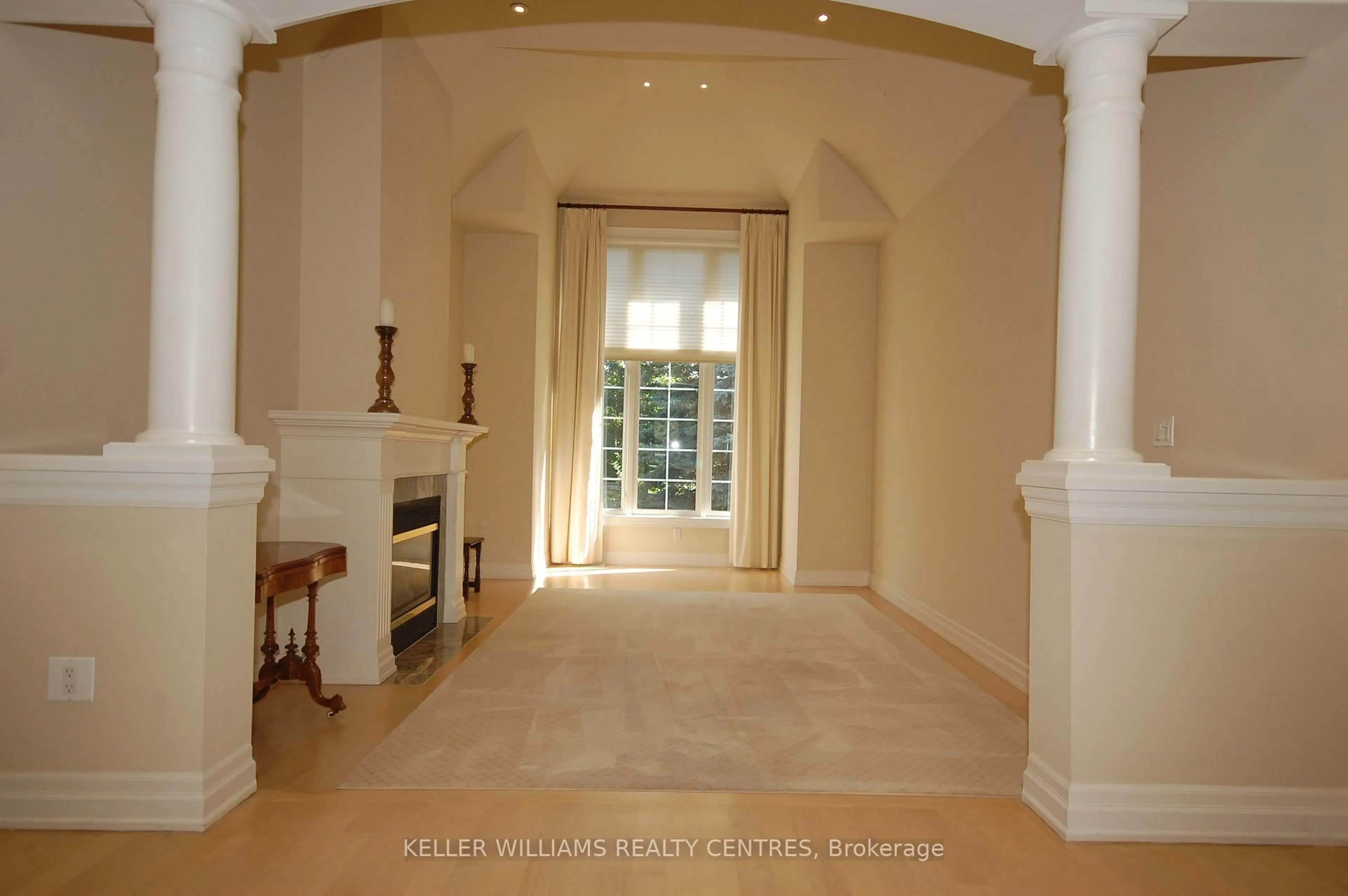 Indoor foyer for 470 Falconwood Hllw #16, Aurora Ontario L4G 7M1