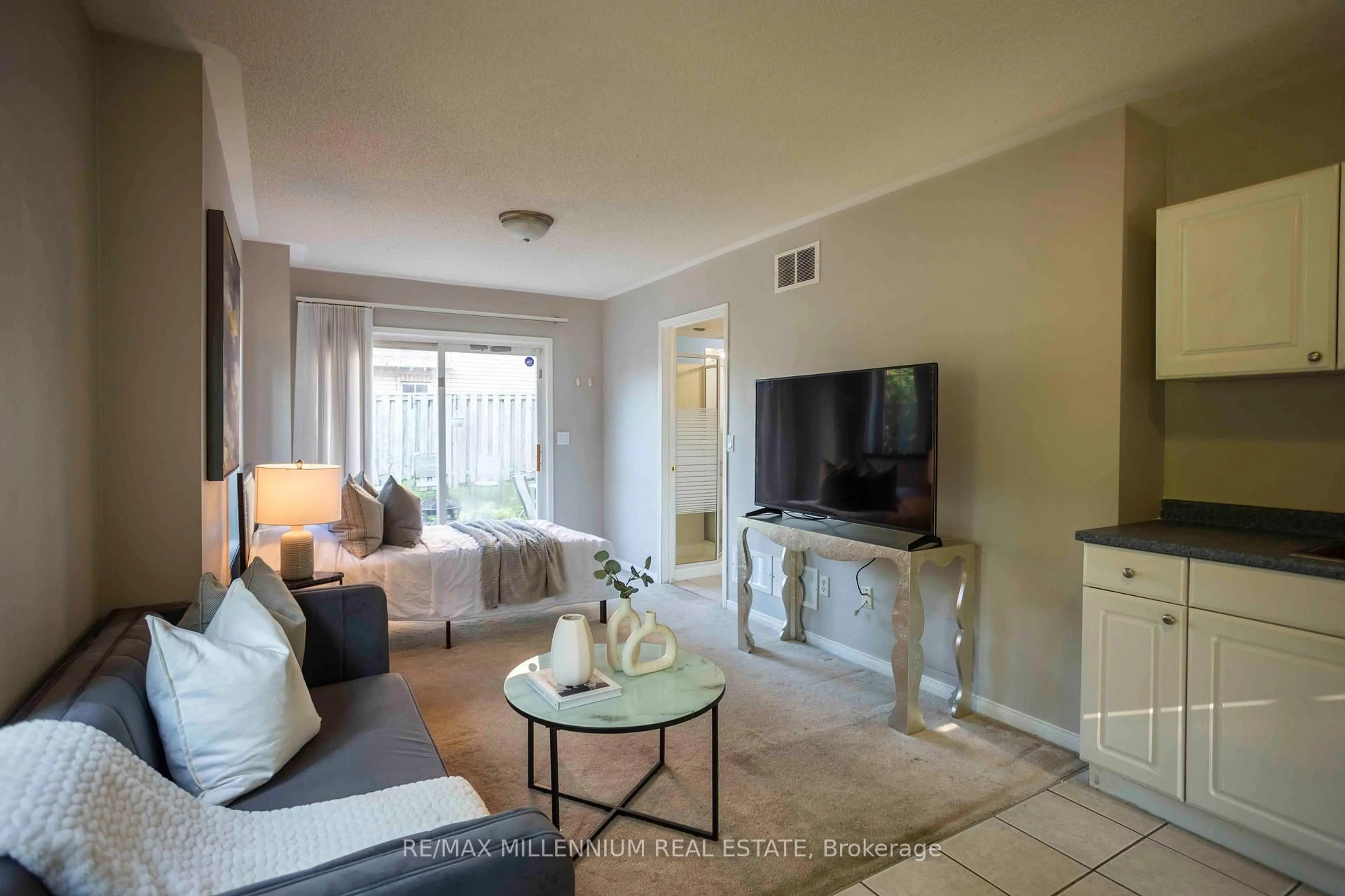Living room with furniture, unknown for 142 Millcliff Circ, Aurora Ontario L4G 7N8