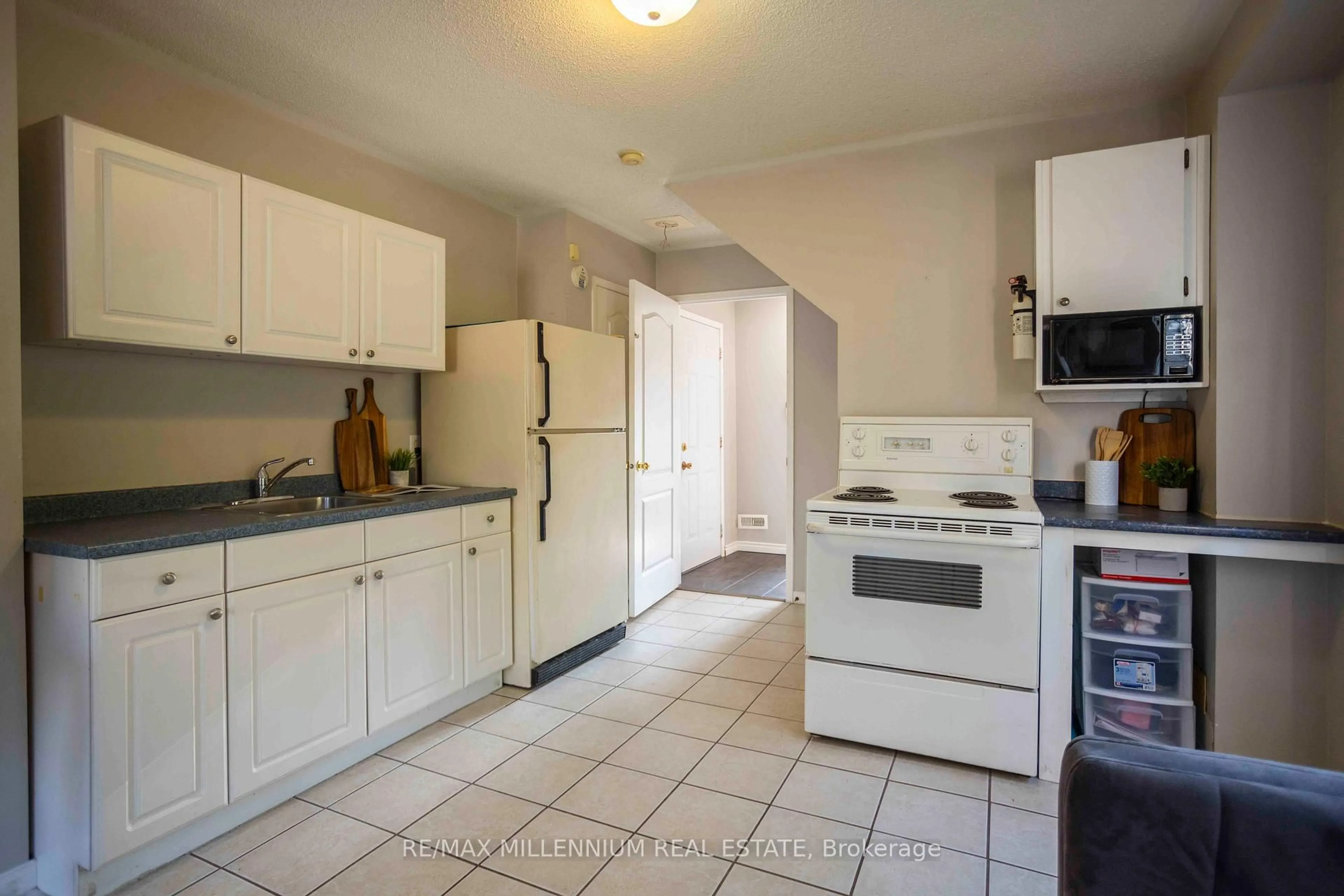 Standard kitchen, ceramic/tile floor for 142 Millcliff Circ, Aurora Ontario L4G 7N8