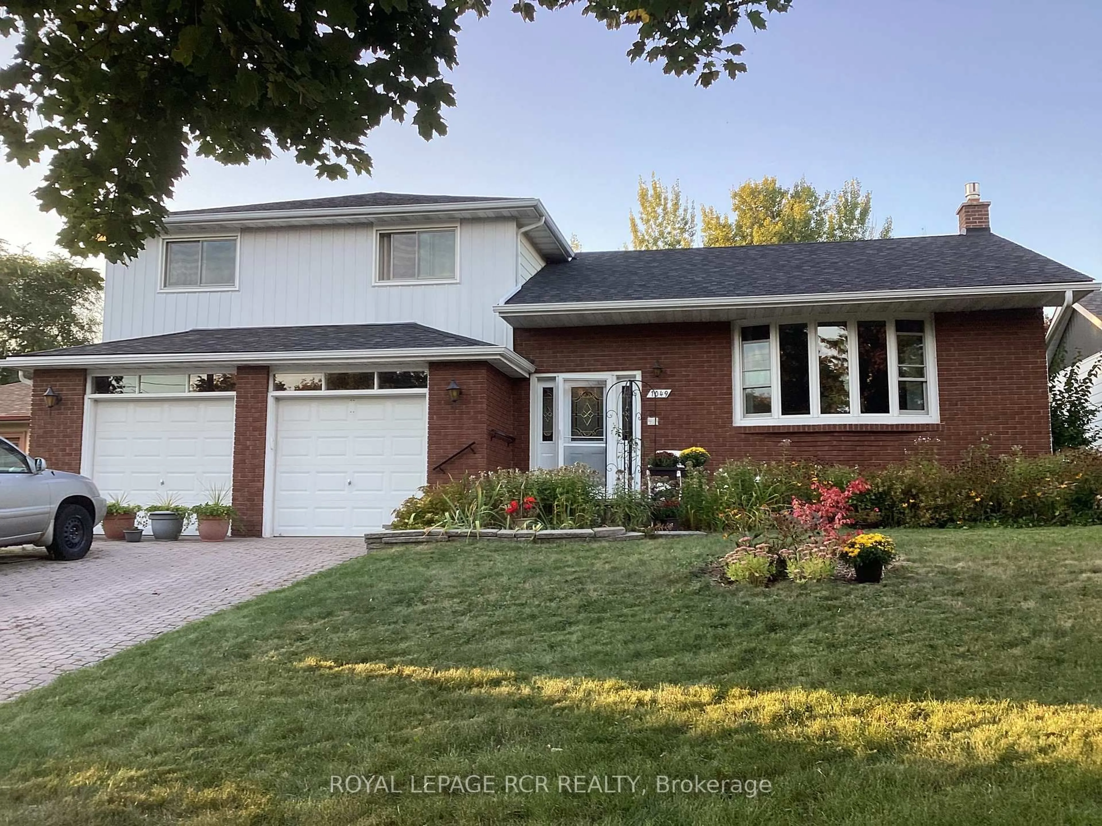Home with brick exterior material, street for 1049 Elgin St, Newmarket Ontario L3Y 3C3