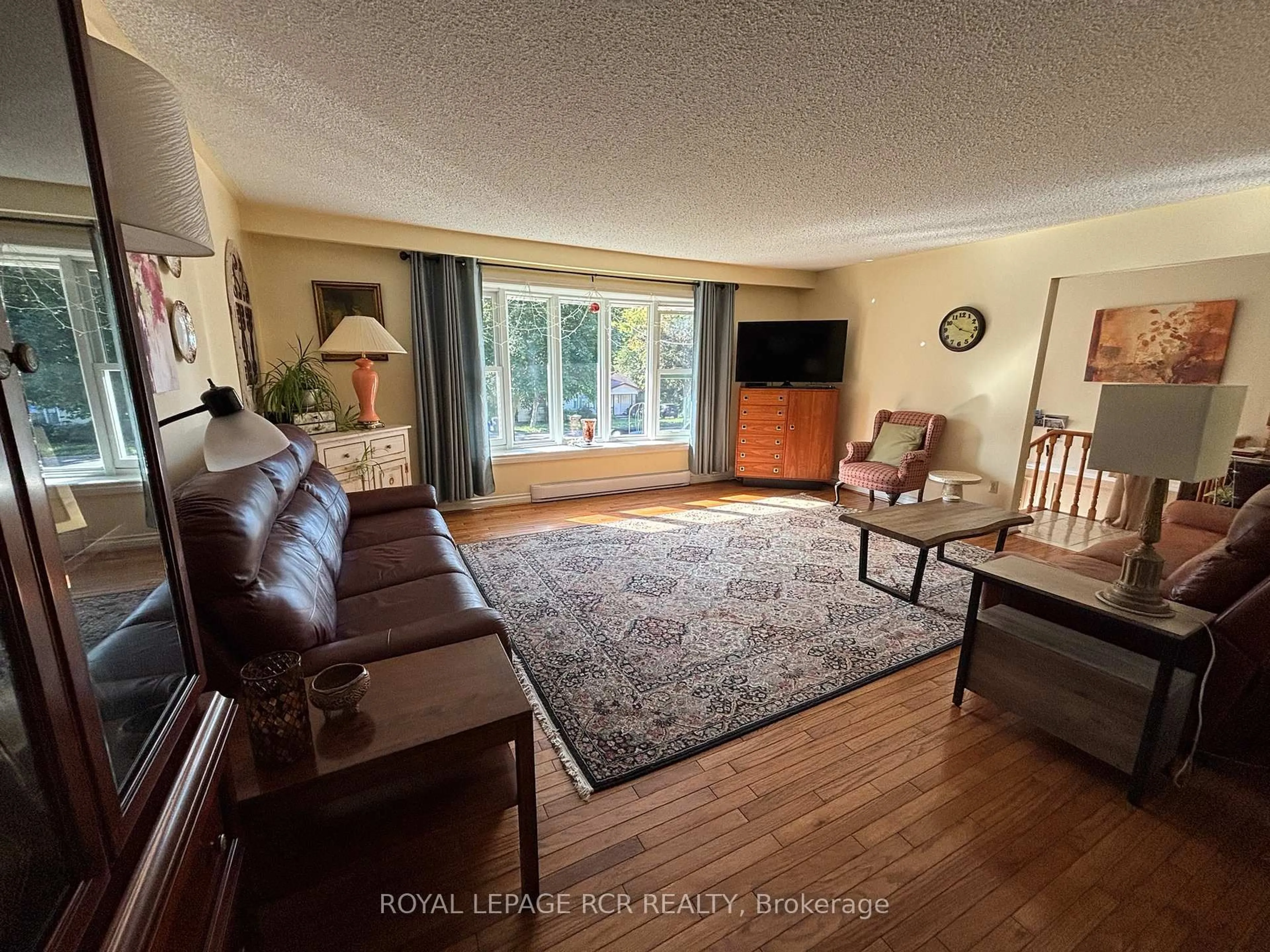 Living room with furniture, unknown for 1049 Elgin St, Newmarket Ontario L3Y 3C3