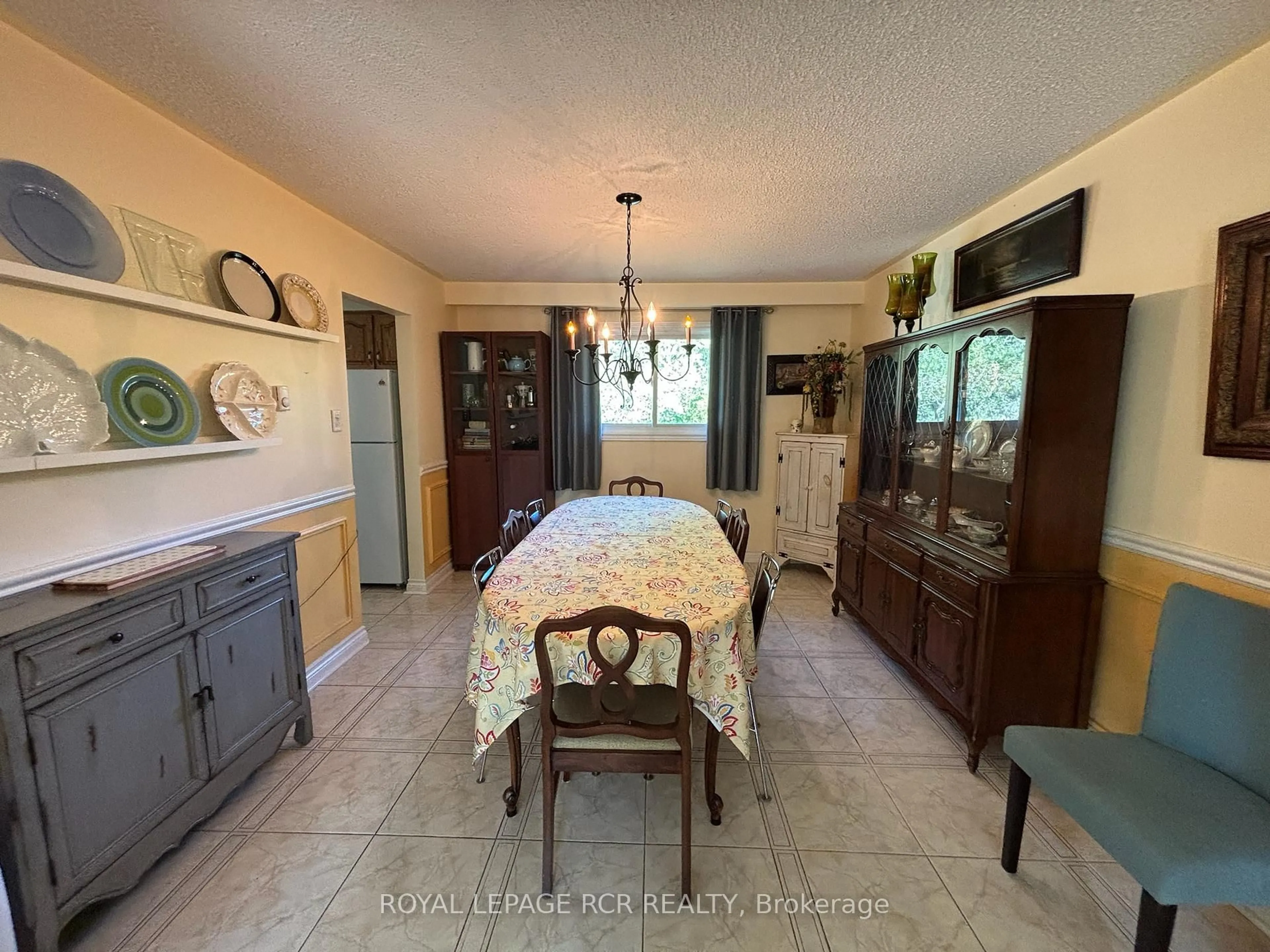 Dining room, ceramic/tile floor for 1049 Elgin St, Newmarket Ontario L3Y 3C3