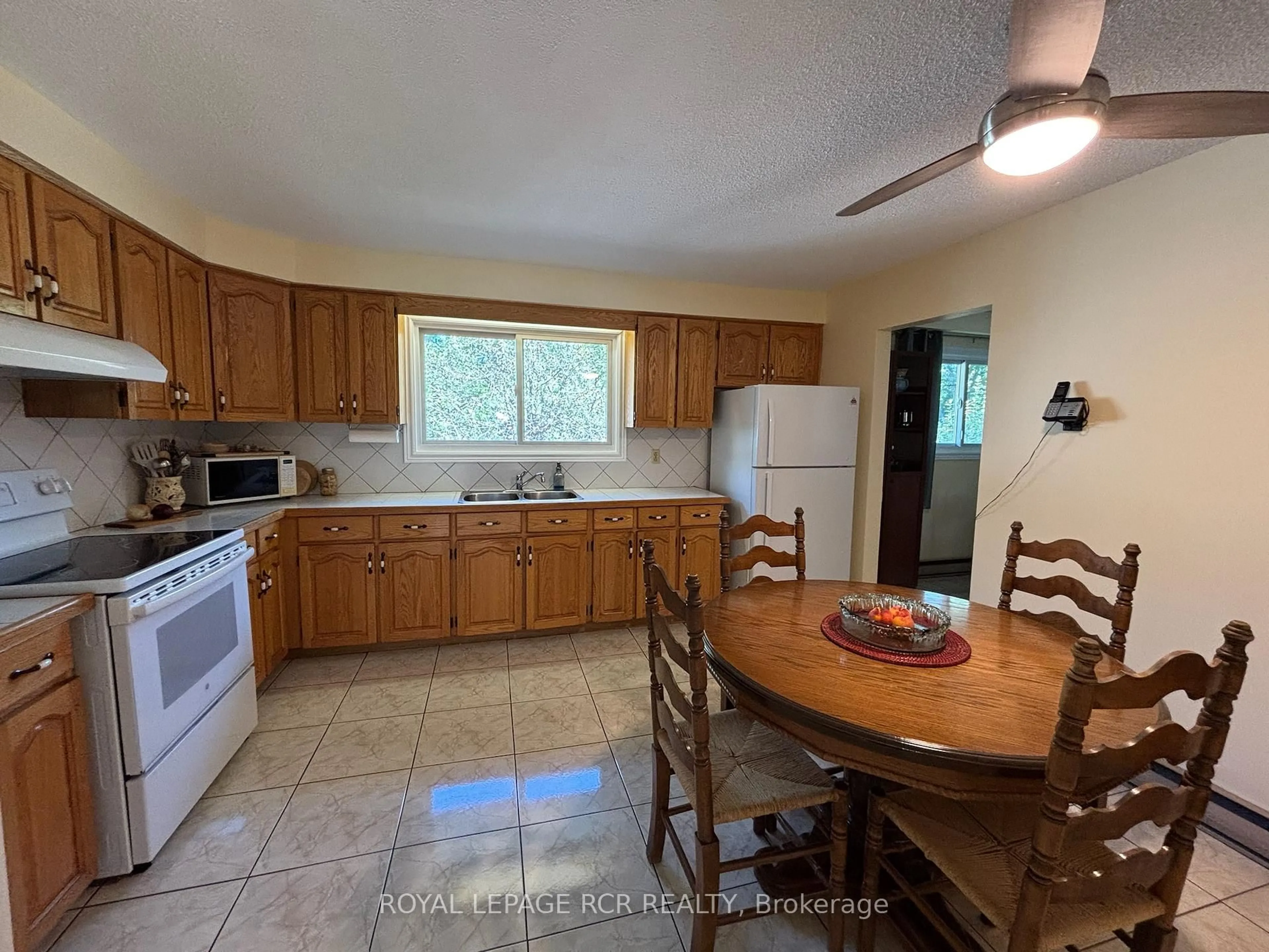 Standard kitchen, ceramic/tile floor for 1049 Elgin St, Newmarket Ontario L3Y 3C3
