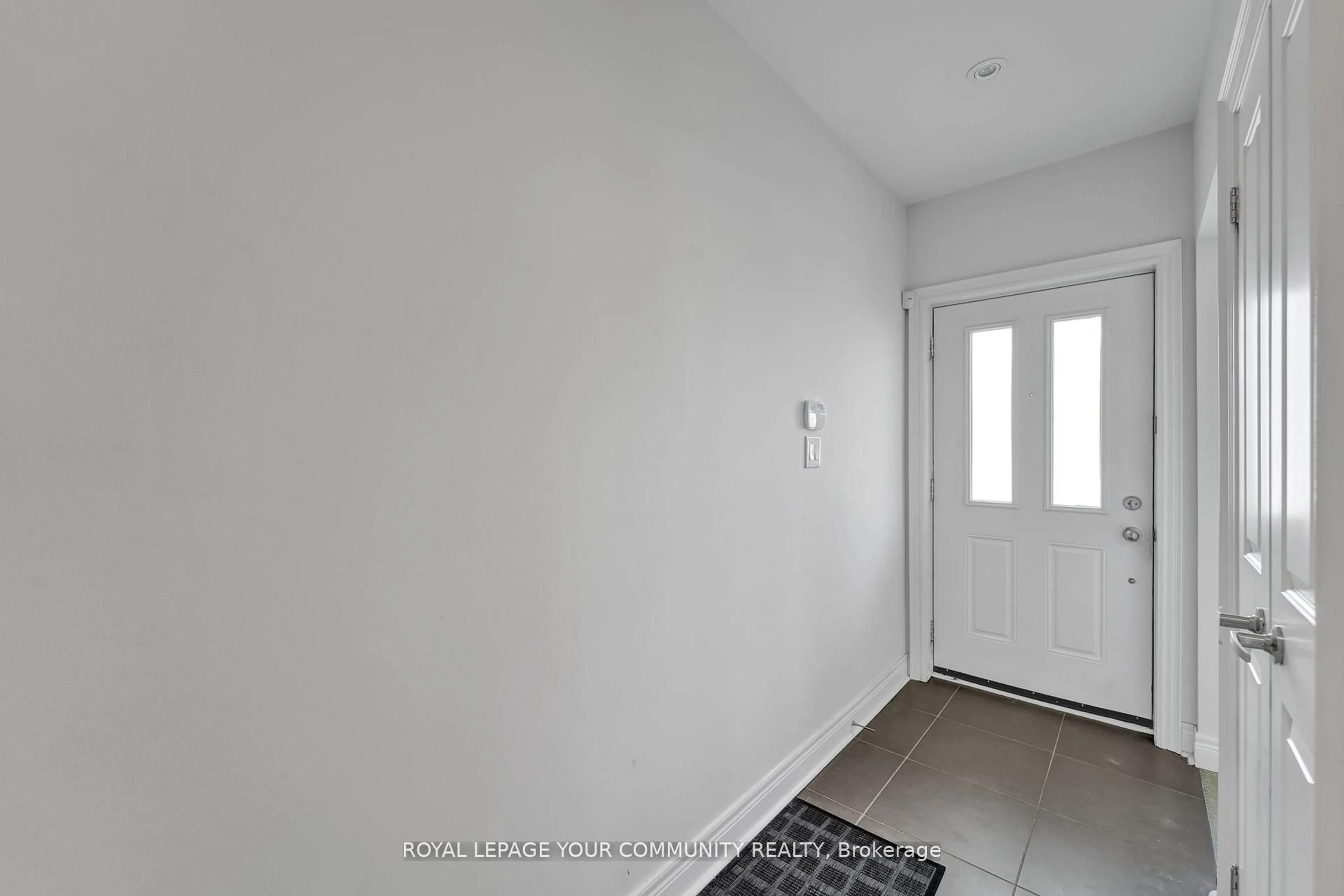 Indoor entryway for 8327 Kipling Ave, Vaughan Ontario L4L 2A7