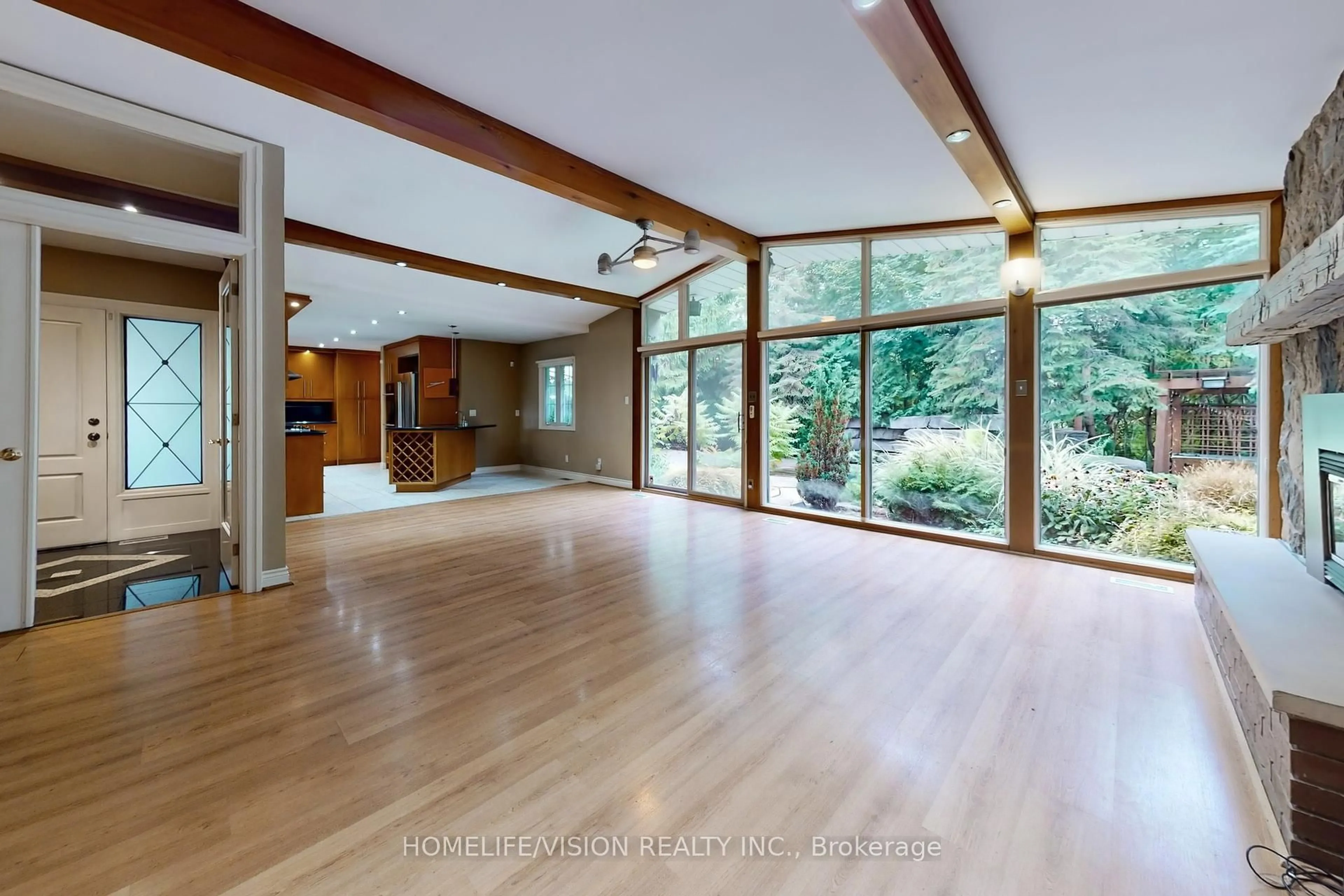 Indoor foyer for 135 Patricia Dr, King Ontario L7B 1H3