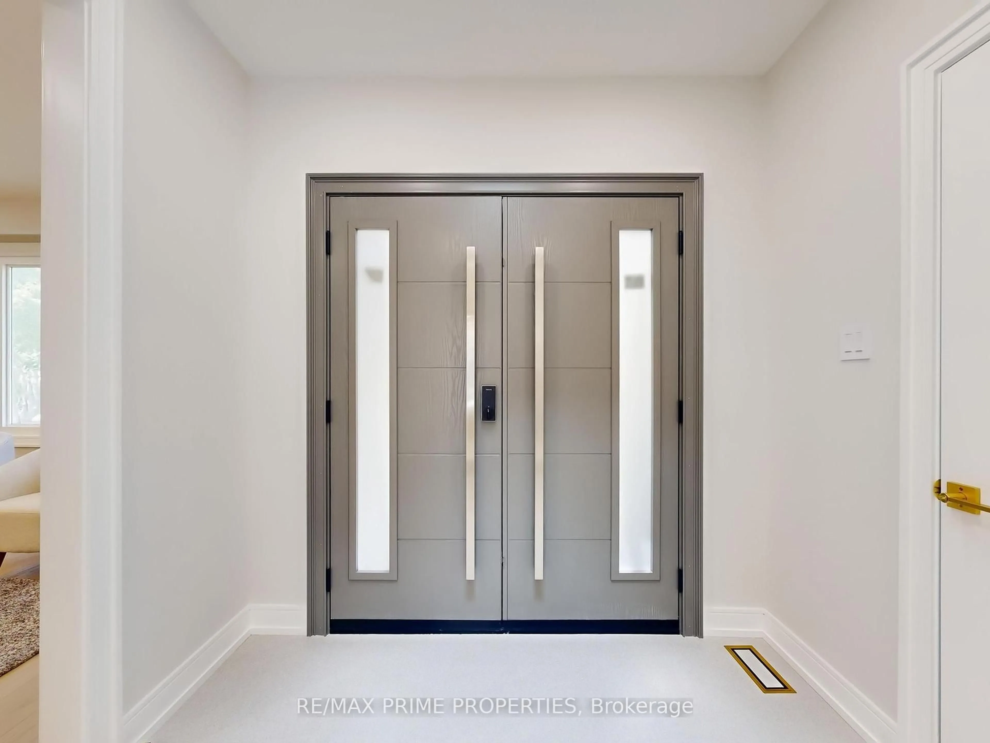Indoor foyer for 137 Old Surrey Lane, Richmond Hill Ontario L4C 6R9