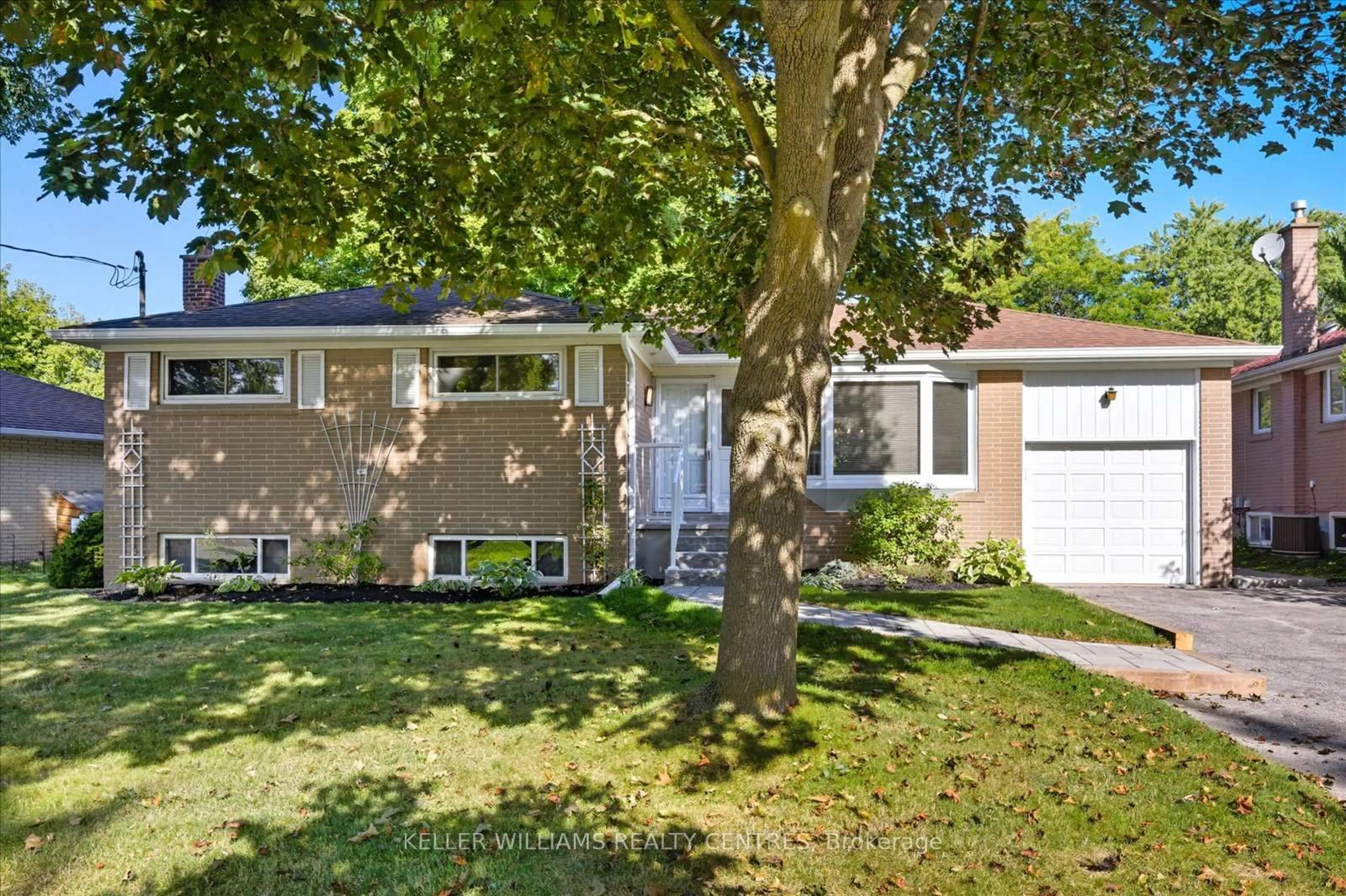 Home with vinyl exterior material, street for 111 Lewis Dr, Newmarket Ontario L3Y 1R8