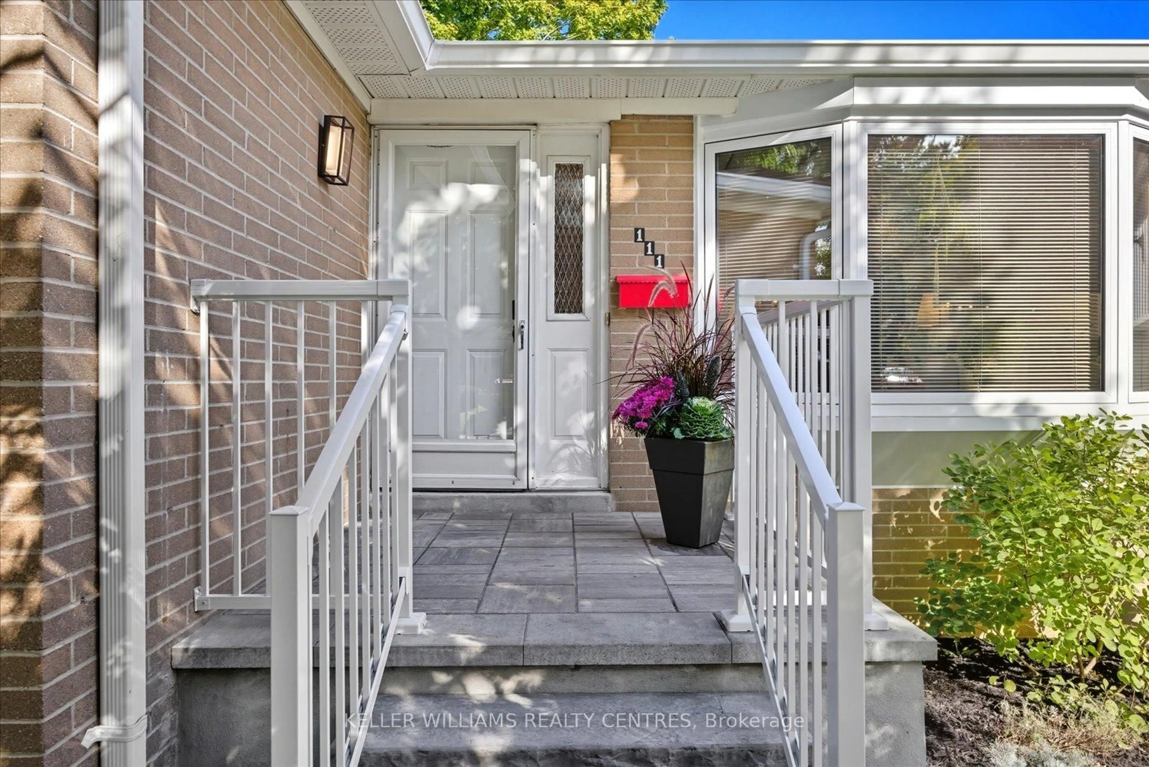 Indoor entryway for 111 Lewis Dr, Newmarket Ontario L3Y 1R8