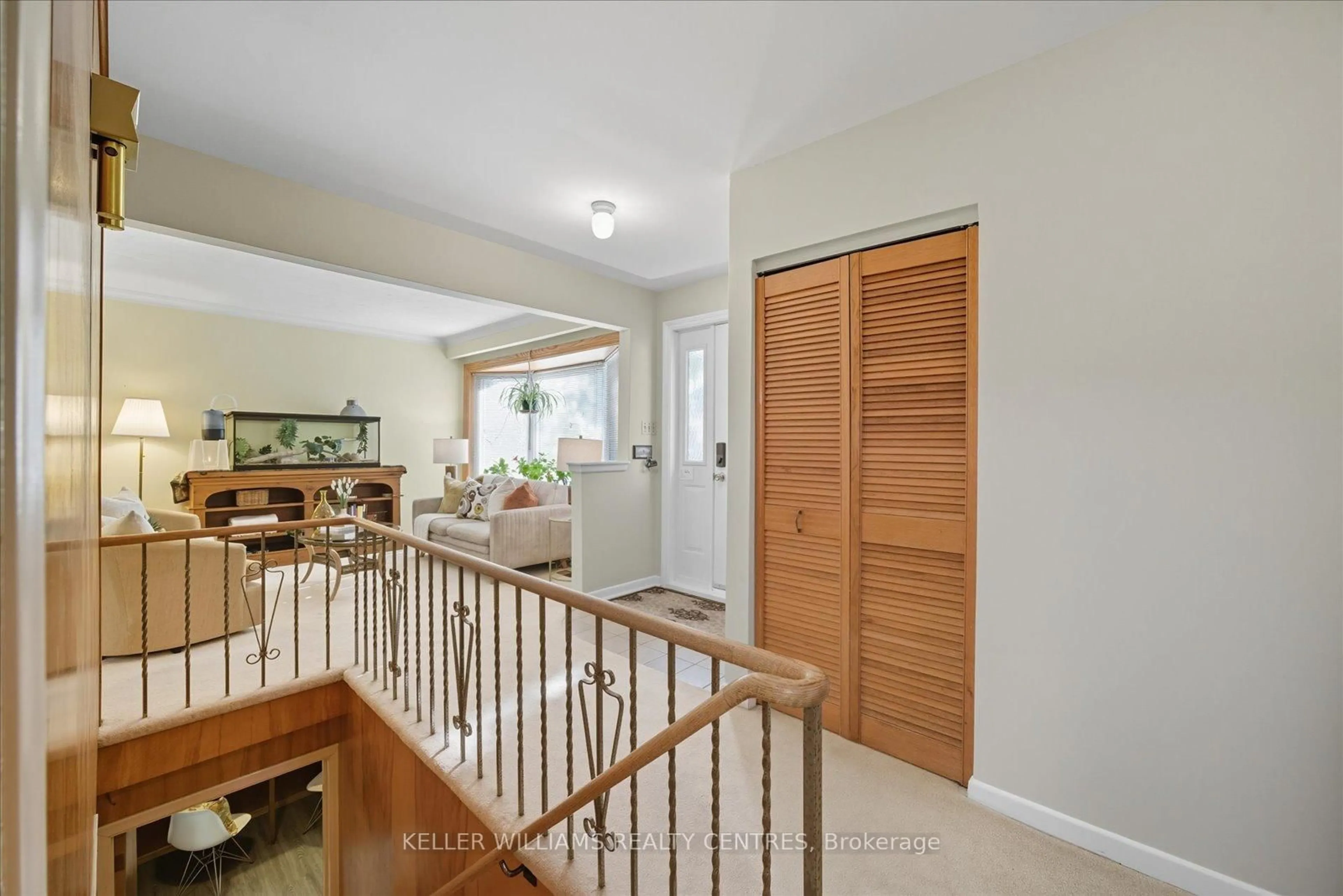 Indoor entryway for 111 Lewis Dr, Newmarket Ontario L3Y 1R8