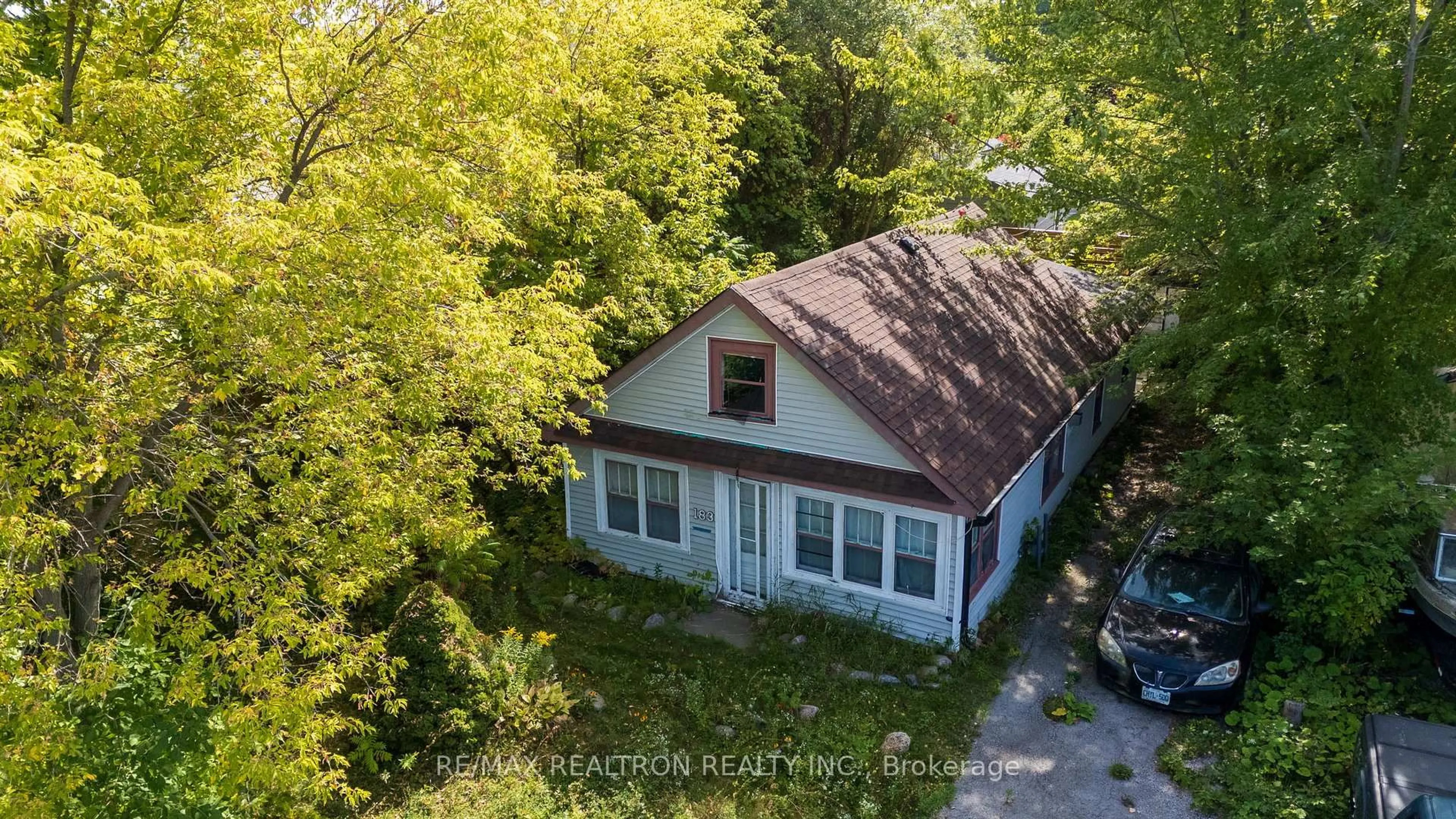 A pic from outside/outdoor area/front of a property/back of a property/a pic from drone, street for 183 Beach Rd, Georgina Ontario L4P 2L7